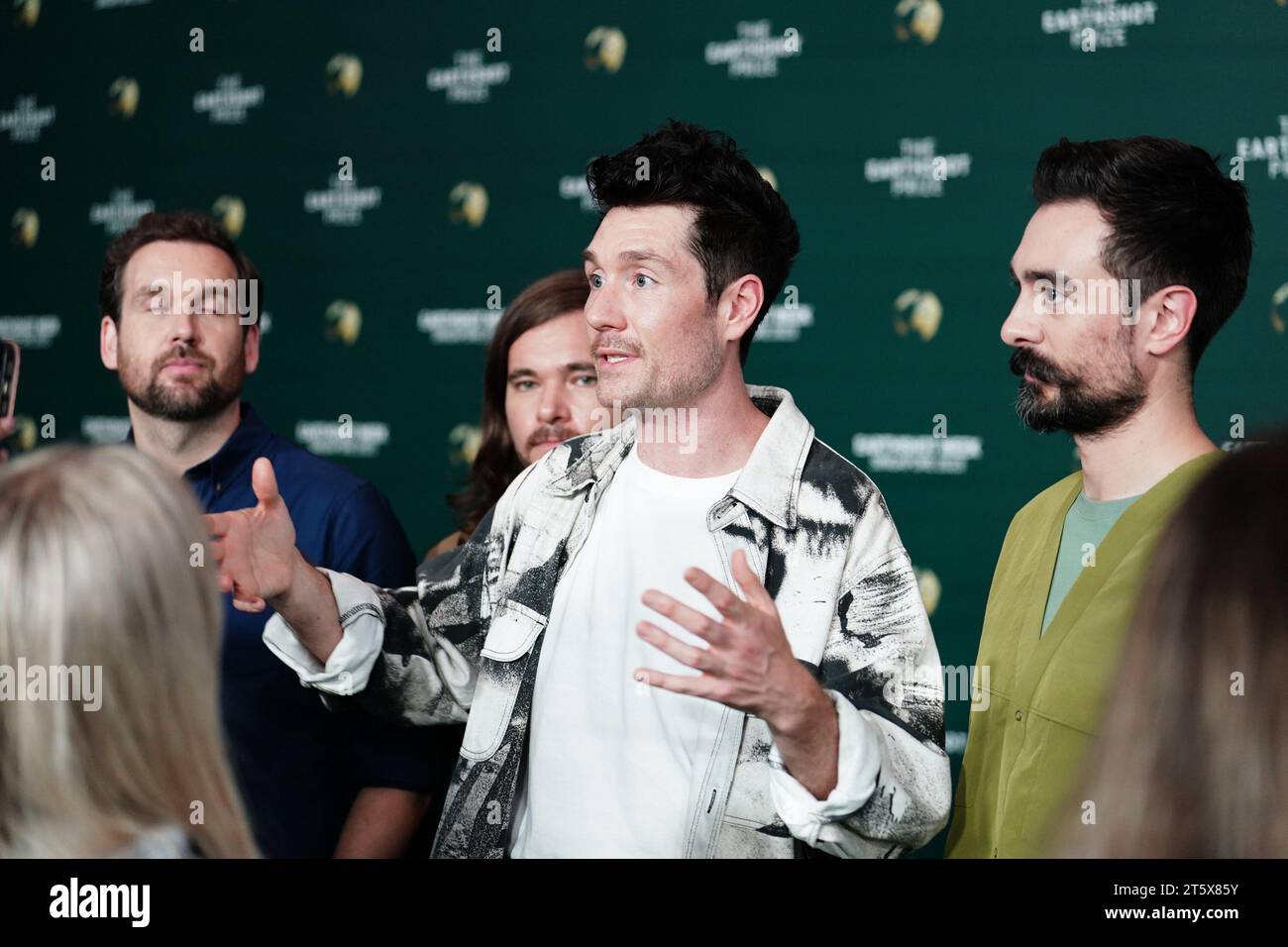 Dan Smith della Bastiglia parla che arrivano per la cerimonia di premiazione degli Earthshot 2023, al Teatro di Mediacorp, Singapore. Data immagine: Martedì 7 novembre 2023. Foto Stock