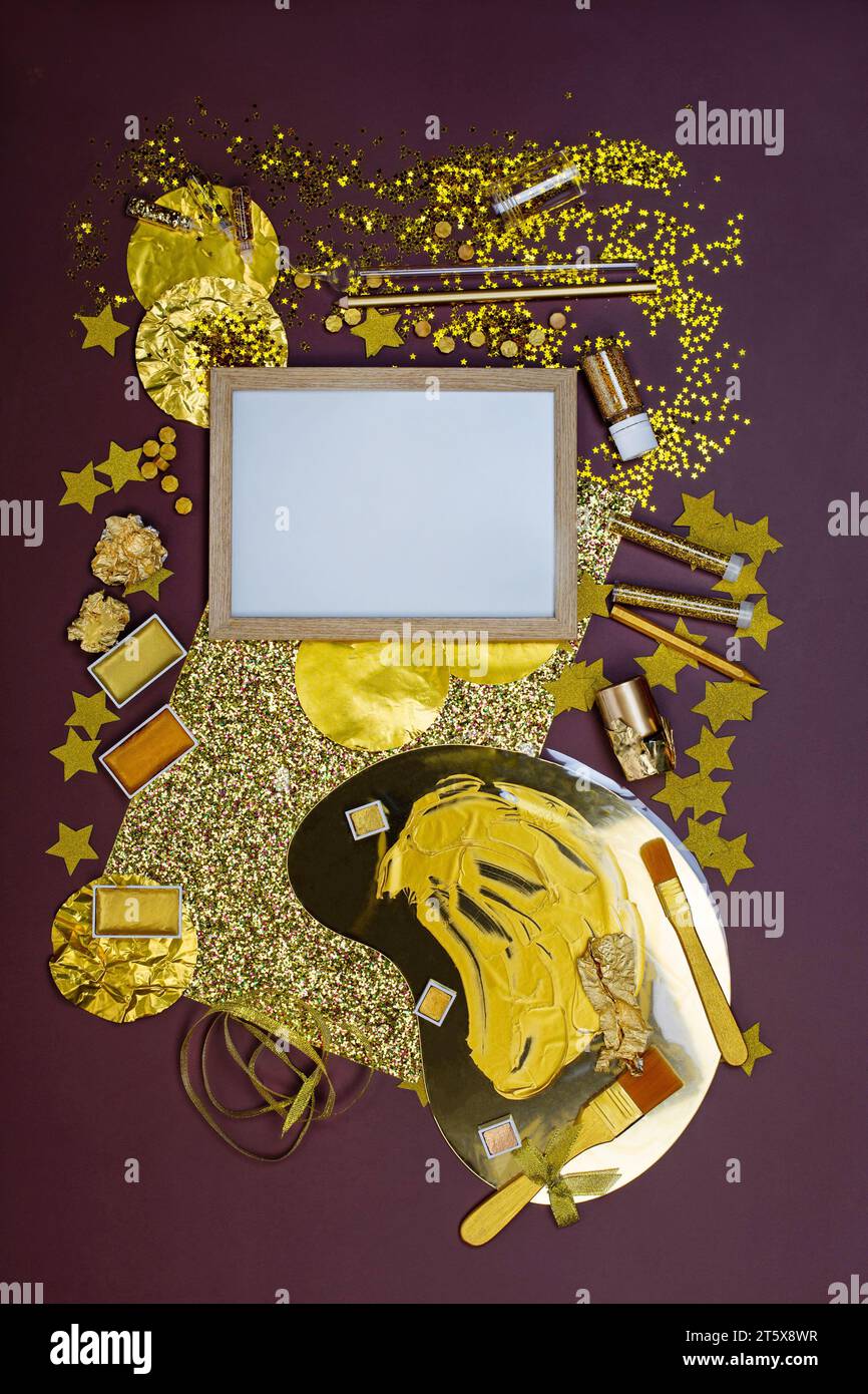 Spazio di copia vuoto per la foto. Modello cornice immagine vuota. Collezione di accessori d'oro per artisti. Materiale artistico e materi educativi Foto Stock