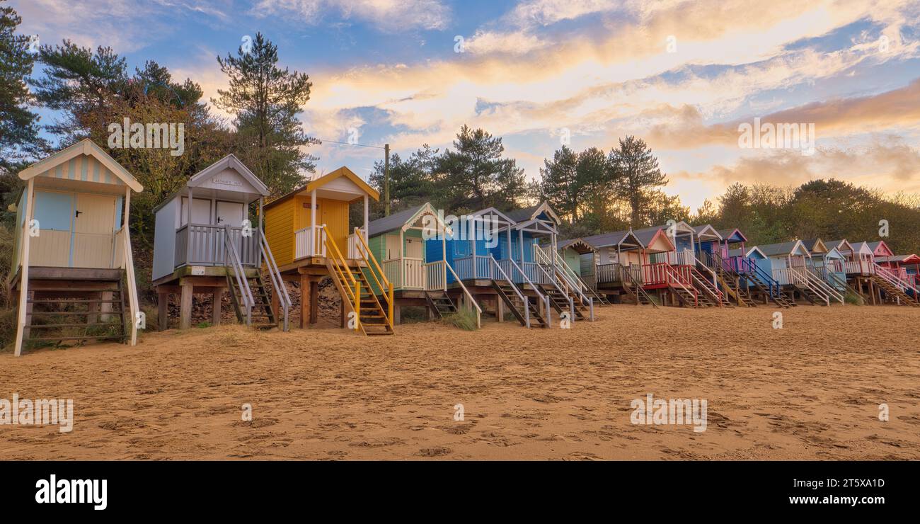 Wells Next the Sea è famosa per le sue capanne color arcobaleno che fiancheggiano la splendida spiaggia sabbiosa del Norfolk settentrionale Foto Stock