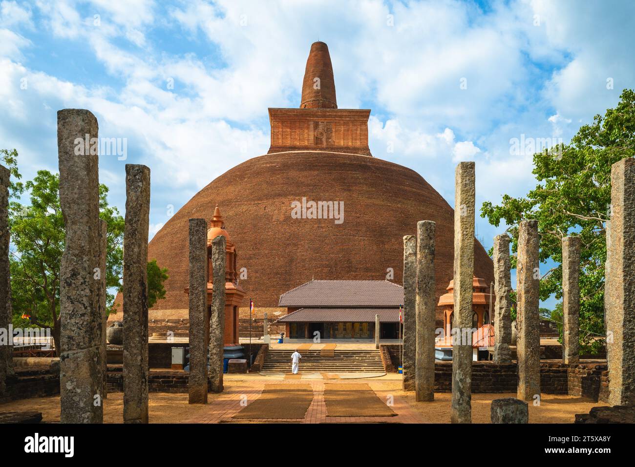 Abhayagiri Dagoba ad Anuradhapura, una grande città situata nella pianura centro-settentrionale dello Sri Lanka Foto Stock
