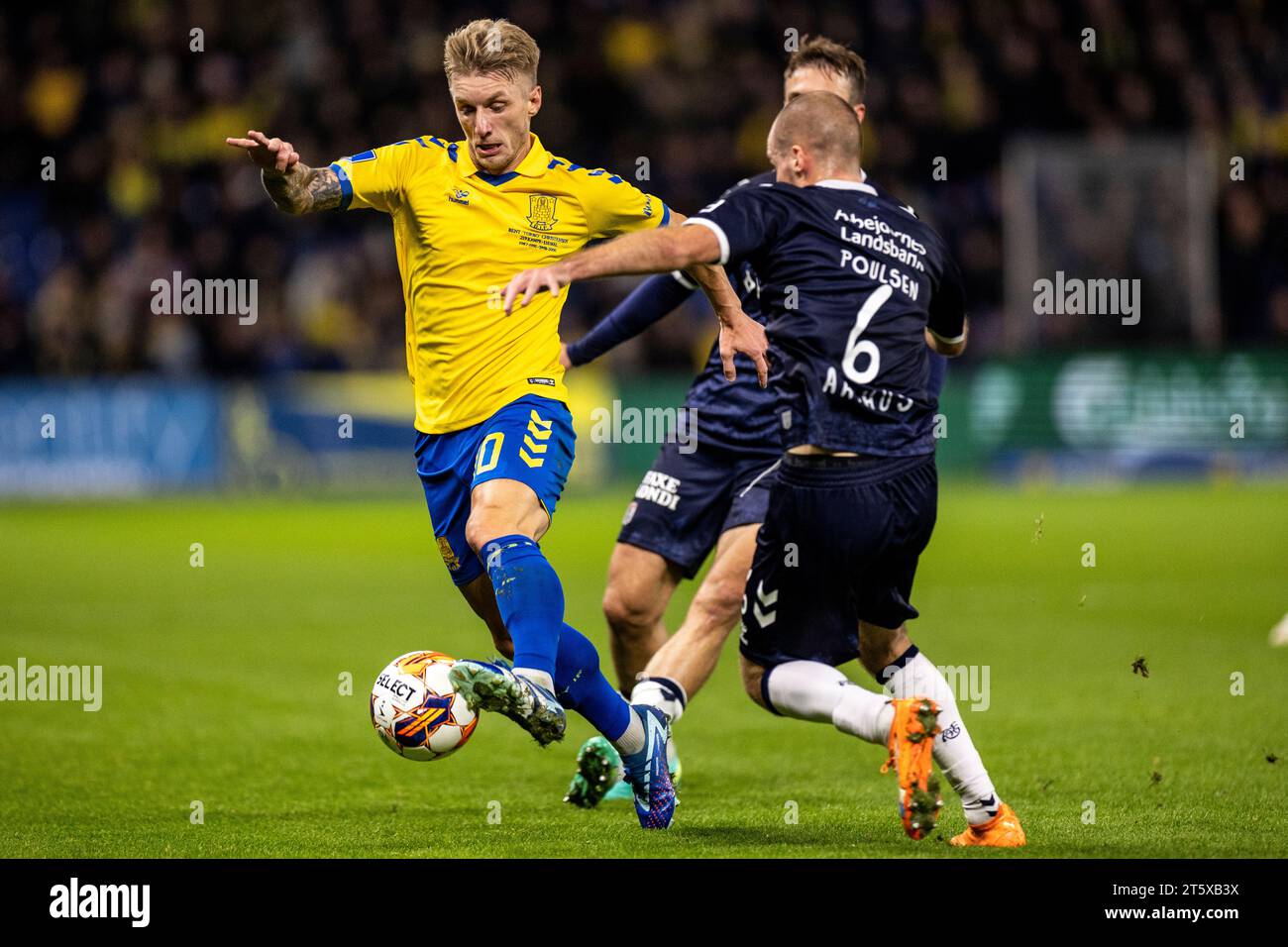 Brondby, Danimarca. 6 novembre 2023. Daniel Wass (10) di Broendby SE visto durante il 3F Superliga match tra Broendby IF e Aarhus GF al Brondby Stadium. (Foto: Gonzales Photo/Alamy Live News Foto Stock