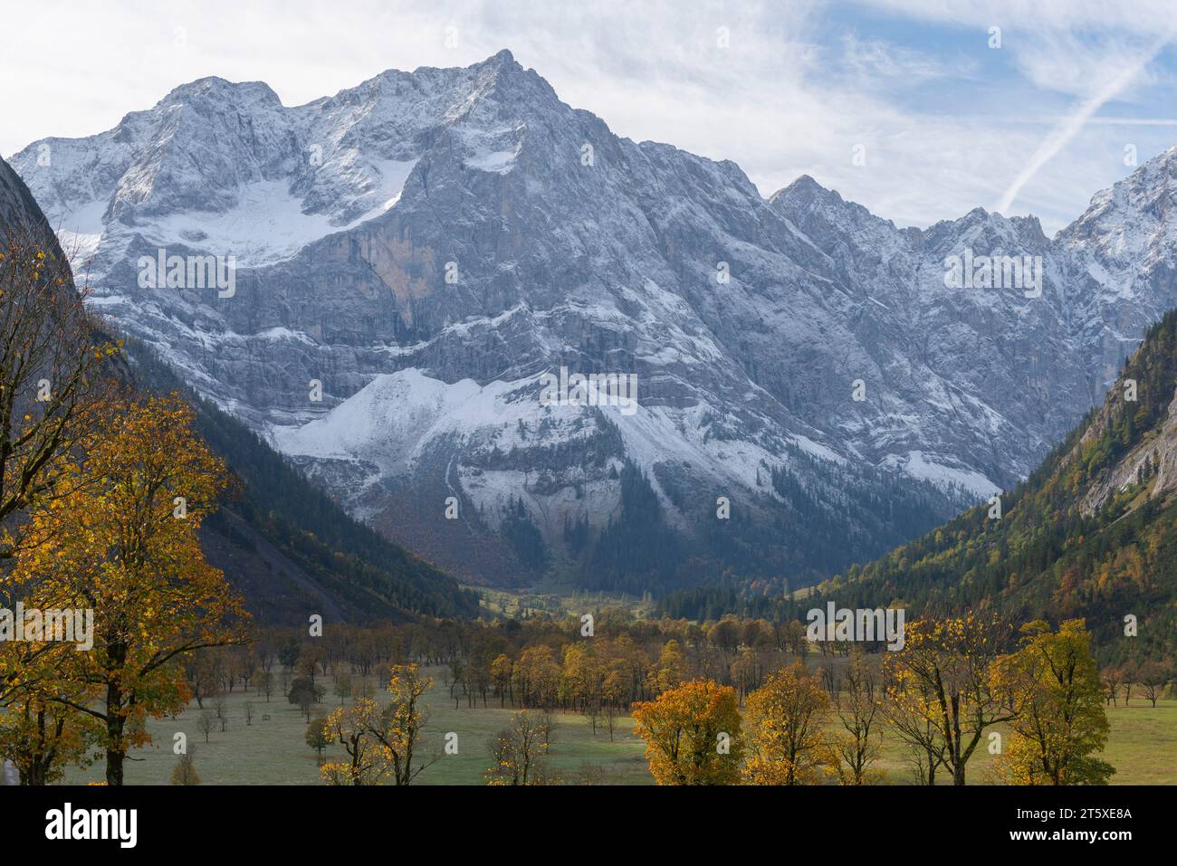 Un'attrazione turistica, una colorata stagione autunnale in Engtal o Valle dell'Ing, Parco naturale Karwendel, Tirolo, Austria, Europa Foto Stock