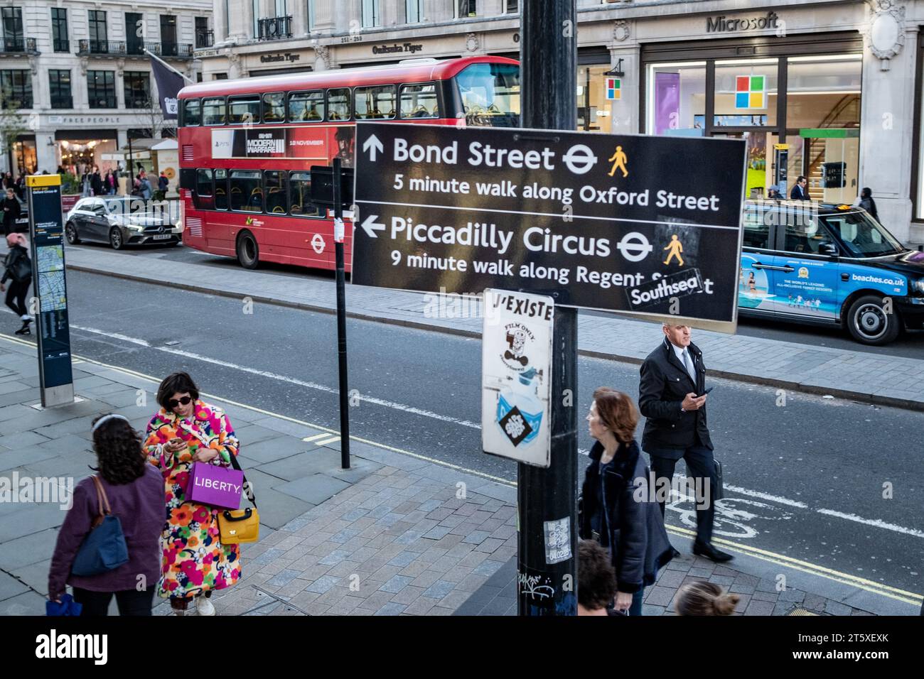 LONDRA, 6 OTTOBRE 2023: Vista sopraelevata di Regent Street, punto di riferimento famoso in tutto il mondo e destinazione per lo shopping nel West End di Londra Foto Stock