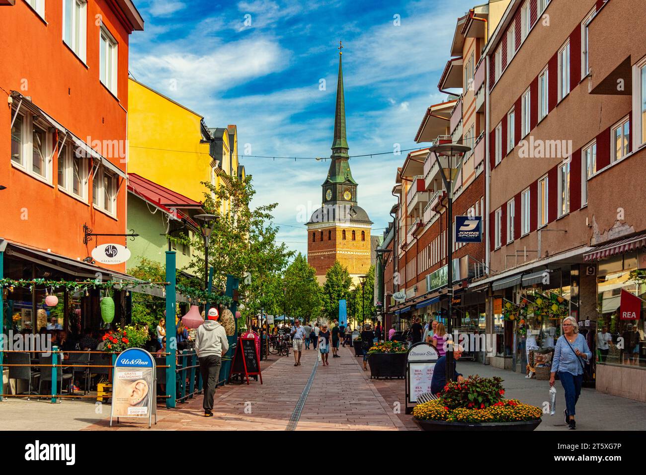 I turisti camminano nella strada principale, Kyrkogatan, della storica città di Mora. Svezia, Svealand, Mora Foto Stock
