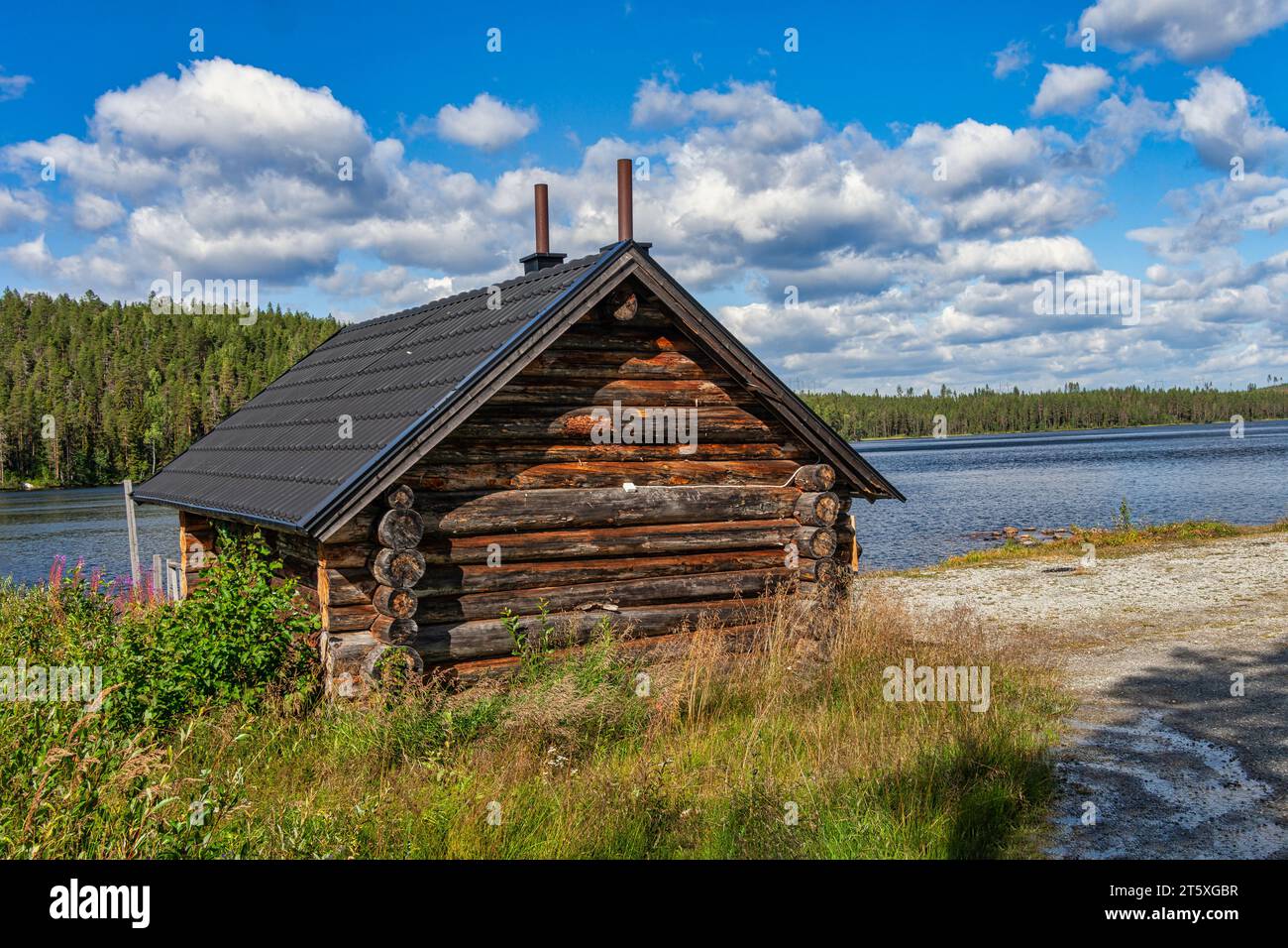 Casa in legno sulla riva del lago Öst-Kieratjärn, circondata da una foresta di conifere. Jokkmokk, Norrbotten, Circolo Polare Artico, Svezia Foto Stock