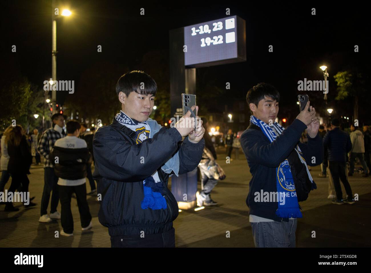 I tifosi del Tottenham Hotspur FC scattano fotografie fuori dallo stadio a nord di Londra dopo la partita di derby contro i rivali del Chelsea FC, Inghilterra, Regno Unito Foto Stock