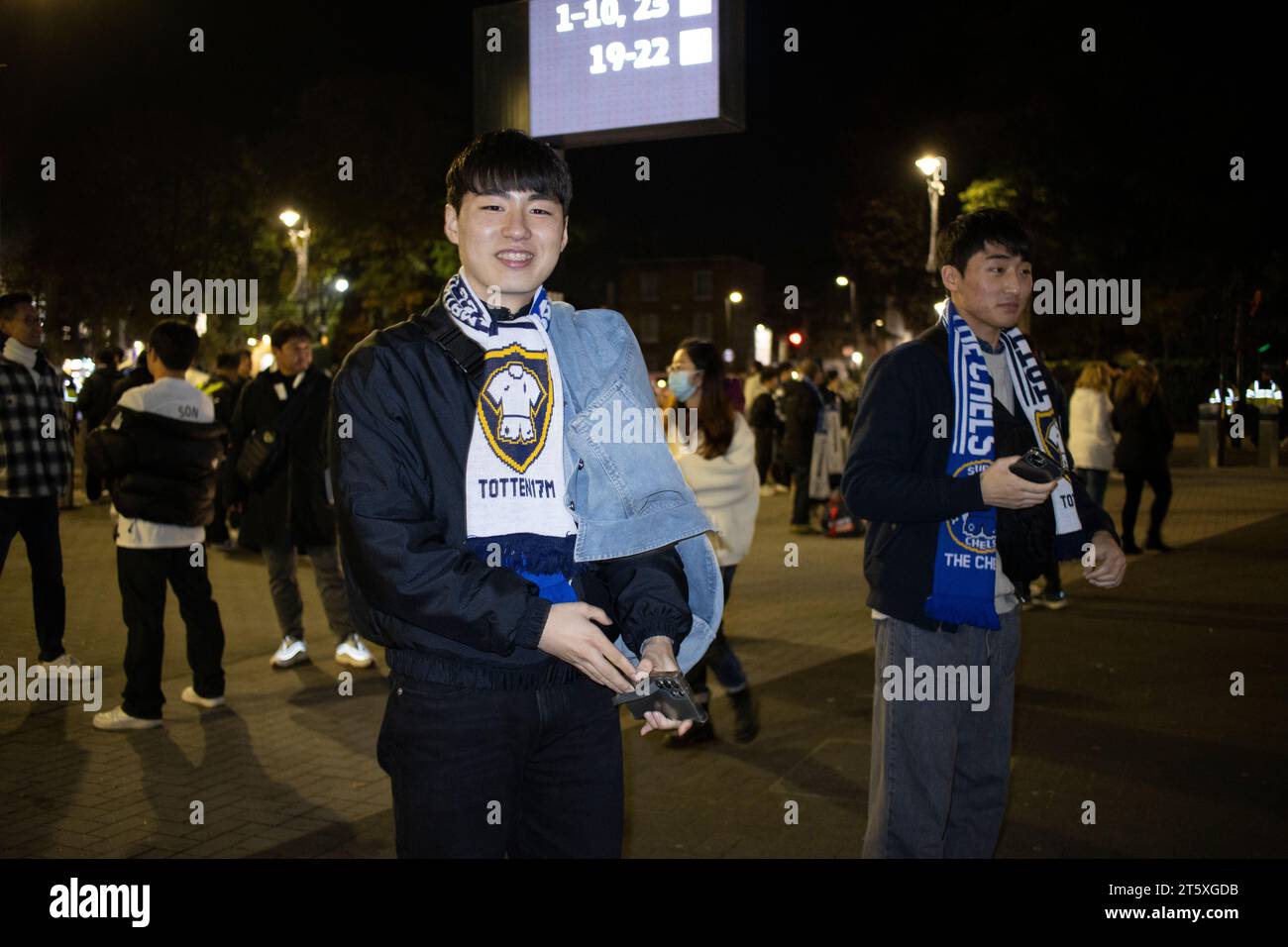 I tifosi del Tottenham Hotspur FC scattano fotografie fuori dallo stadio a nord di Londra dopo la partita di derby contro i rivali del Chelsea FC, Inghilterra, Regno Unito Foto Stock