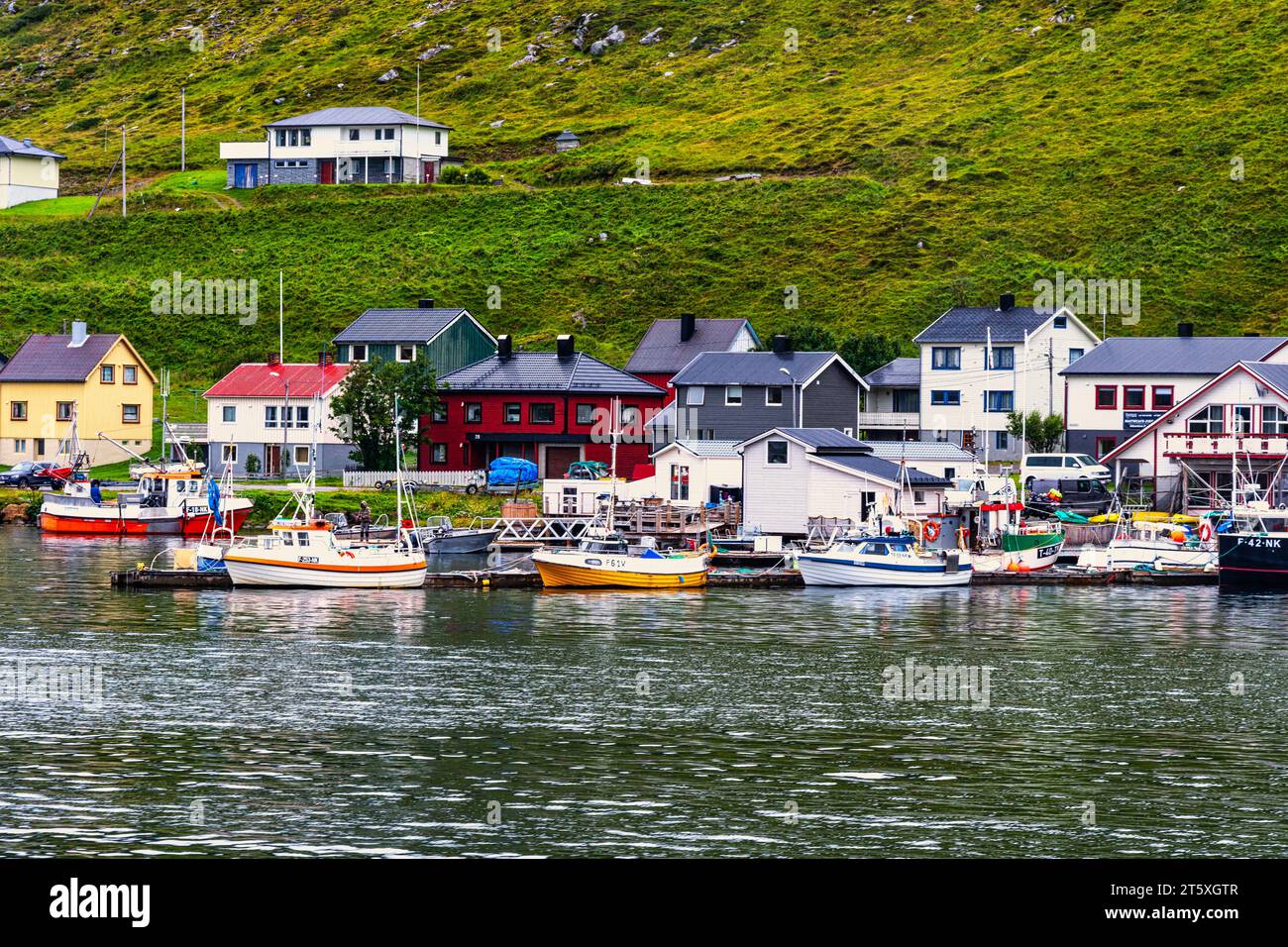 Skarsvåg è un villaggio lungo la costa settentrionale dell'isola di Magerøya ed è il villaggio di pescatori più settentrionale del mondo. Nordkapp, Troms og Finn Foto Stock