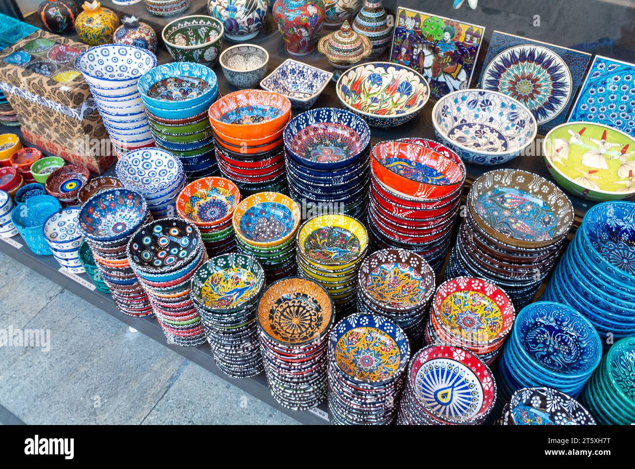 Istanbul, Turchia, piatti in ceramica con motivi islamici al bazar Arasta, solo editoriale. Foto Stock