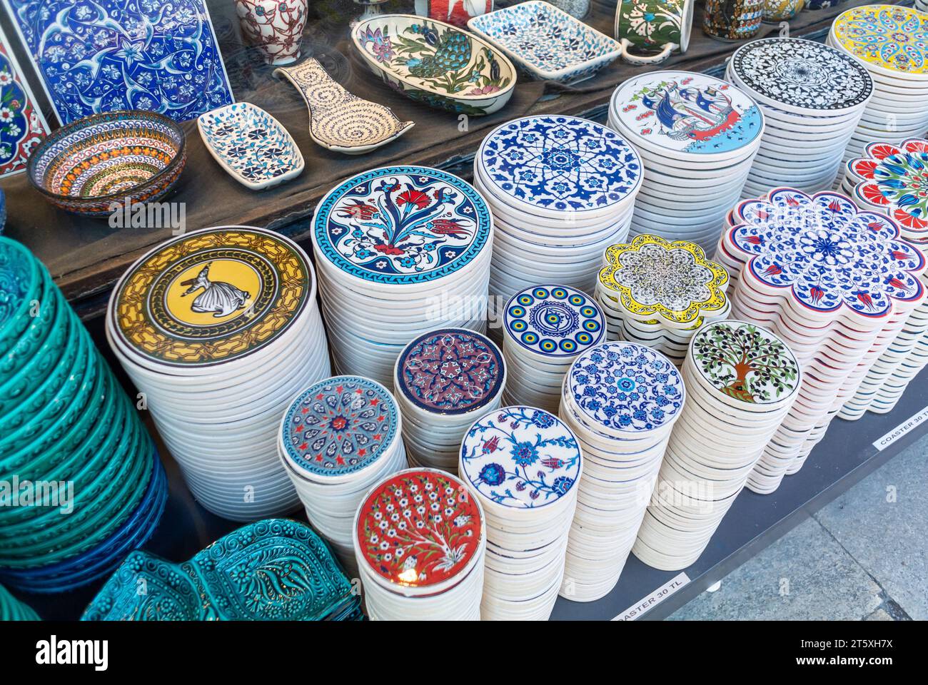 Istanbul, Turchia, piatti in ceramica con motivi islamici al bazar Arasta, solo editoriale. Foto Stock