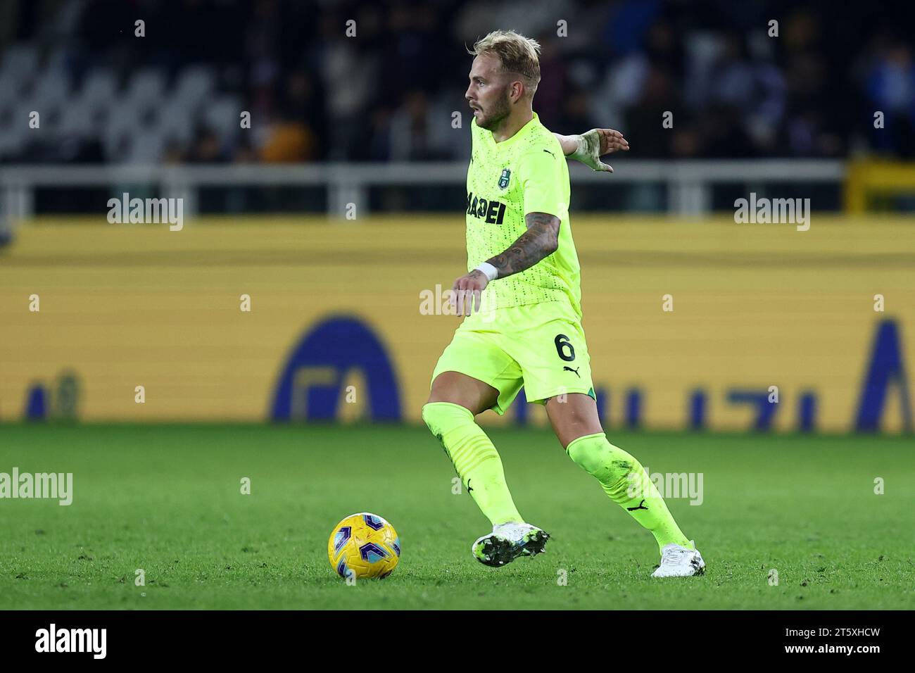 Torino, Italia. 6 novembre 2023. Uros Racic di noi Sassuolo in azione durante la partita di serie A tra Torino FC e noi Sassuolo allo Stadio Olimpico il 6 novembre 2023 a Torino. Crediti: Marco Canoniero/Alamy Live News Foto Stock