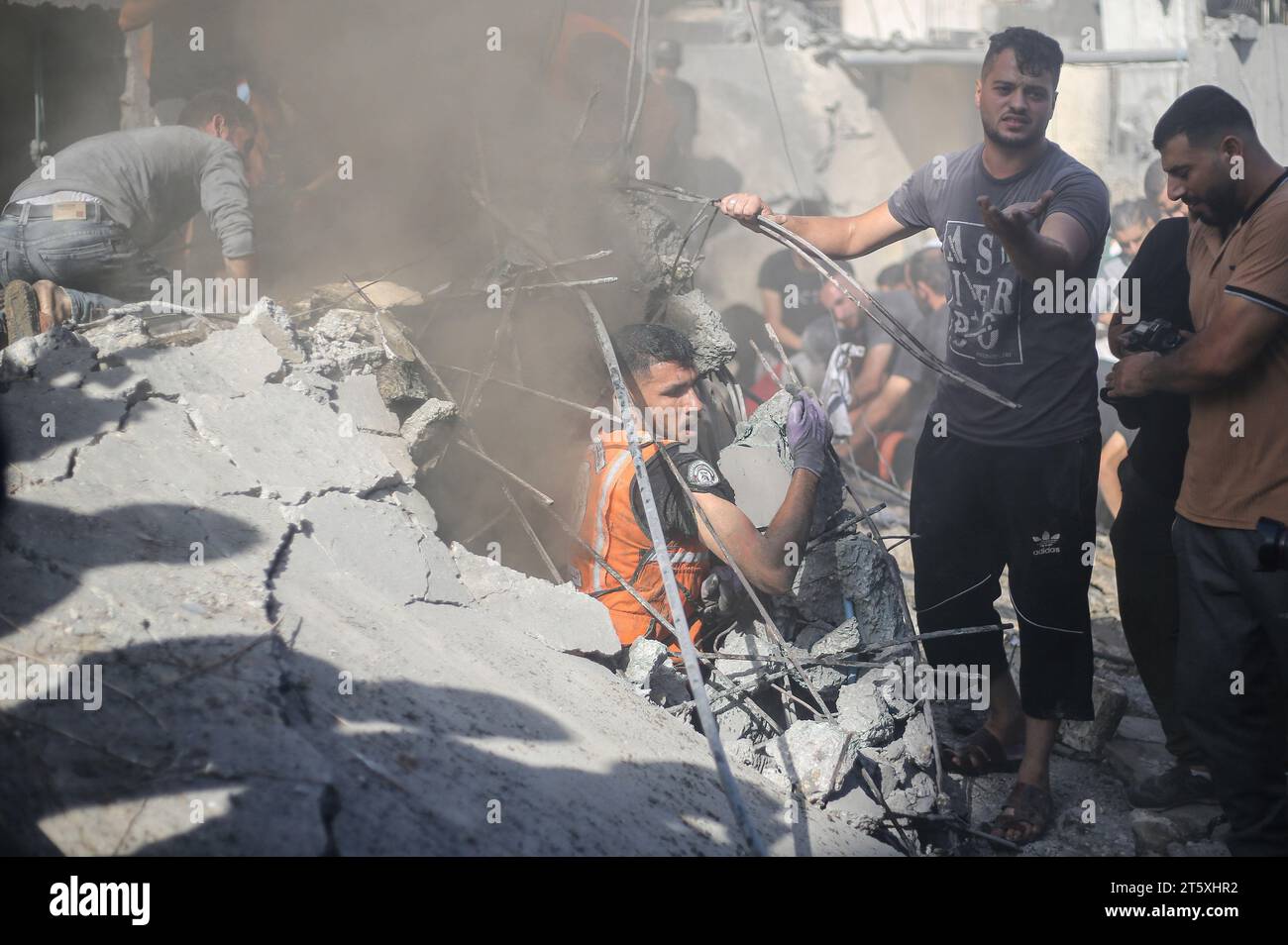 Gaza, Palestina. 6 novembre 2023. I palestinesi controllano la presenza di sopravvissuti nelle macerie di un edificio dopo il bombardamento israeliano a Deir Balah nel mezzo delle continue battaglie tra Israele e il gruppo palestinese Hamas. Migliaia di civili, sia palestinesi che israeliani, sono morti dal 7 ottobre 2023, dopo che i militanti palestinesi di Hamas con base nella Striscia di Gaza sono entrati nel sud di Israele in un attacco senza precedenti che ha innescato una guerra dichiarata da Israele ad Hamas con attentati di rappresaglia a Gaza. Credito: SOPA Images Limited/Alamy Live News Foto Stock