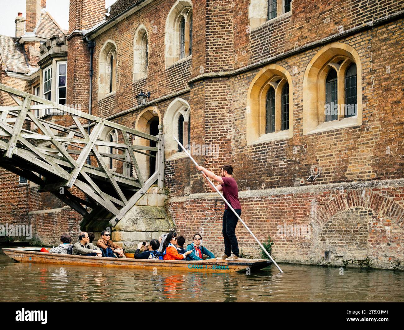 Punting sul fiume Cam con il ponte matematico (Queen's Bridge Queen's College, Cambridge, Inghilterra, Regno Unito Foto Stock