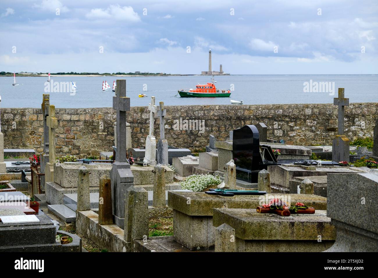 Frankreich, Barfleur, 29.08.2023: Blick vom Friedhof in Barfleur auf der Halbinsel Cotentin an der franzoesischen Kanalkueste im Departement Manche in Foto Stock