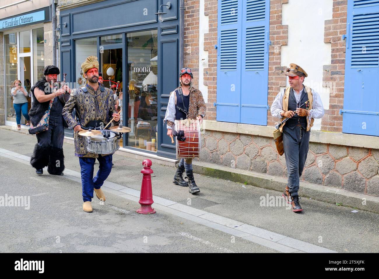 Frankreich, Saint-Vaast-la-Hougue, 30.08.2023: Kostümierte Musiker ziehen durch den Ort vor der grande Traversée de Tatihou, dem großen Übergang zu fu Foto Stock