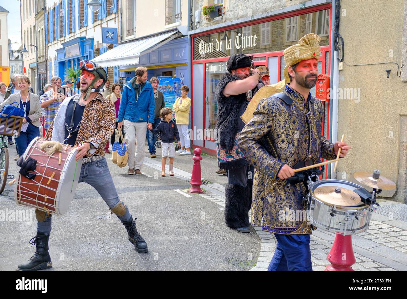 Frankreich, Saint-Vaast-la-Hougue, 30.08.2023: Kostümierte Musiker ziehen durch den Ort vor der grande Traversée de Tatihou, dem großen Übergang zu fu Foto Stock
