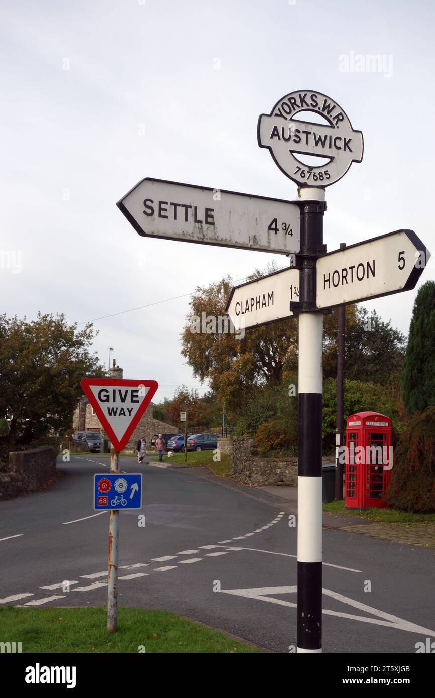 Old Metal Yorkshire West Riding Road Signpost nel centro di Austwick nel Yorkshire Dales National Park, Inghilterra, Regno Unito. Foto Stock