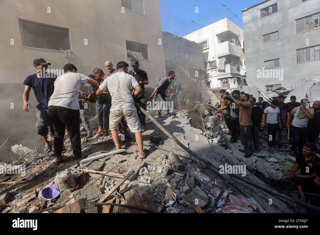 Gaza, Palestina. 6 novembre 2023. I palestinesi controllano la presenza di sopravvissuti nelle macerie di un edificio dopo il bombardamento israeliano a Deir Balah nel mezzo delle continue battaglie tra Israele e il gruppo palestinese Hamas. Migliaia di civili, sia palestinesi che israeliani, sono morti dal 7 ottobre 2023, dopo che i militanti palestinesi di Hamas con base nella Striscia di Gaza sono entrati nel sud di Israele in un attacco senza precedenti che ha innescato una guerra dichiarata da Israele ad Hamas con attentati di rappresaglia a Gaza. (Foto di Ahmed Zakot/SOPA Images/Sipa USA) credito: SIPA USA/Alamy Live News Foto Stock