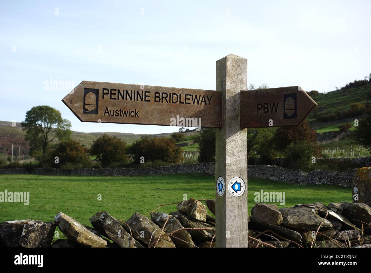 Cartello di legno per Pennine Bridleway ad Auswick da Feizor nel Parco nazionale Yorkshire Dales, Inghilterra, Regno Unito. Foto Stock