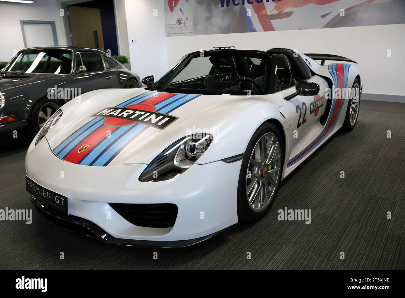 Vista frontale di tre quarti di una Porsche 918 Spyder, esposta al Salone dell'automobile britannico del 2023 Foto Stock