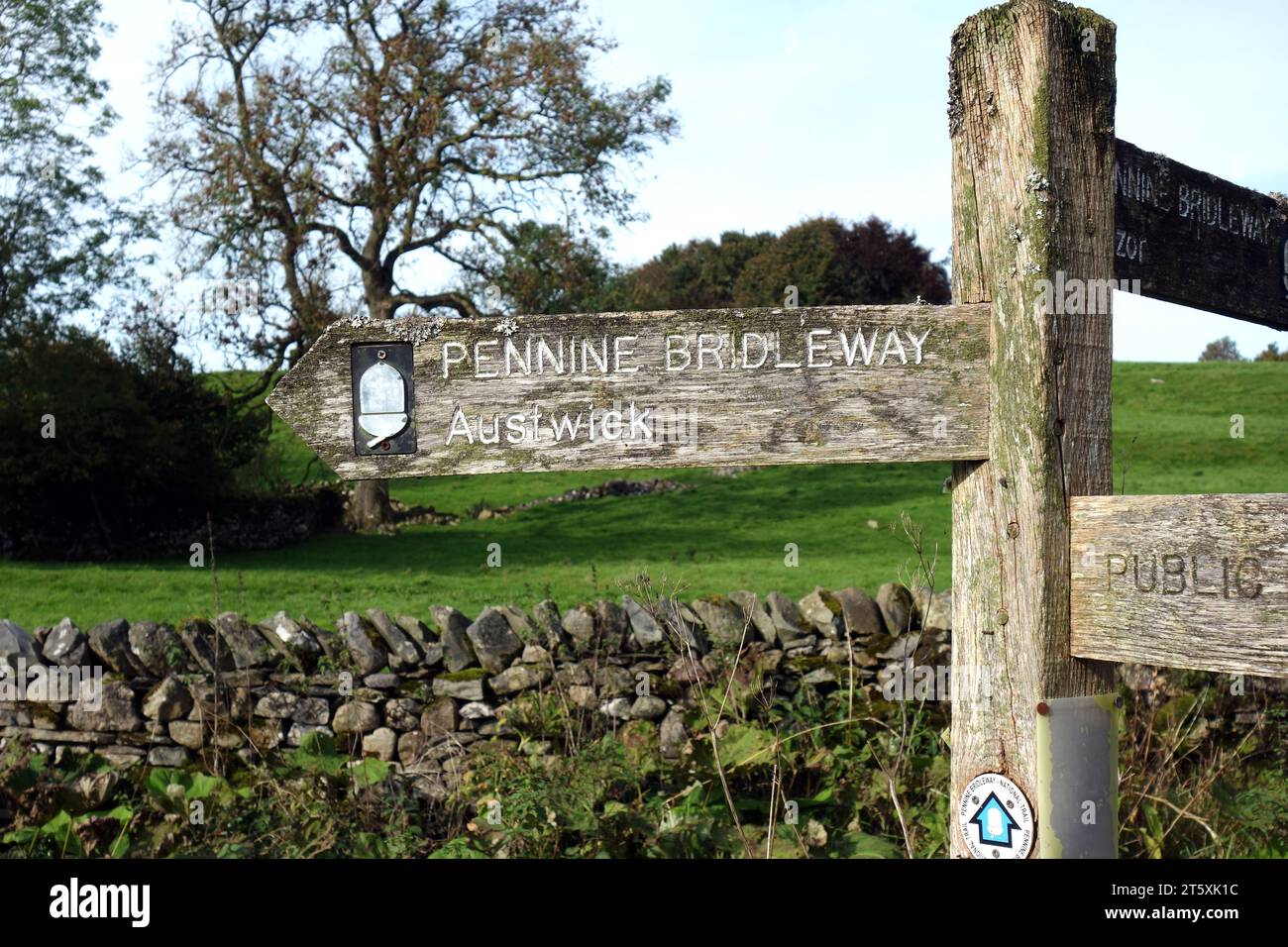 Cartello di legno per Pennine Bridleway ad Auswick da Feizor nel Parco nazionale Yorkshire Dales, Inghilterra, Regno Unito. Foto Stock