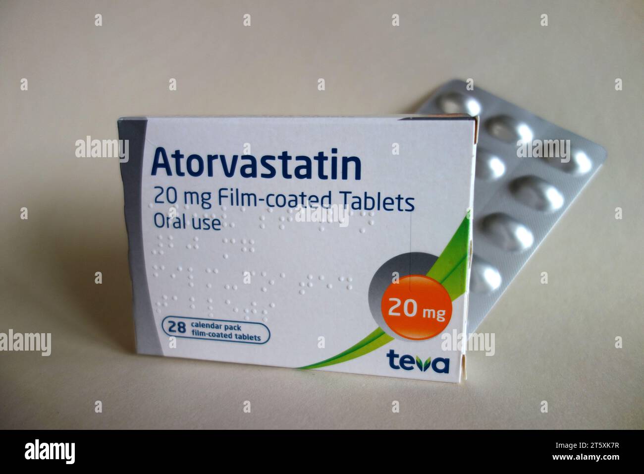 Una scatola da 28, 20 mg di atorvastatina rivestita con pellicola (Lipitor) compresse di "statina" realizzate da Teva prescritte per ridurre il colesterolo, Inghilterra, Regno Unito. Foto Stock