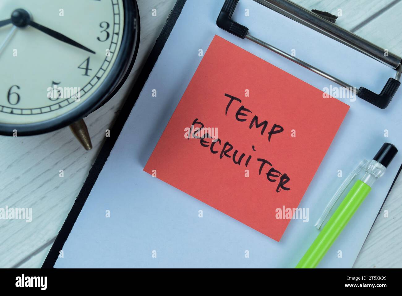 Concetto di selezionatore di temperatura scrivere su appiccicosi isolati su un tavolo di legno. Foto Stock