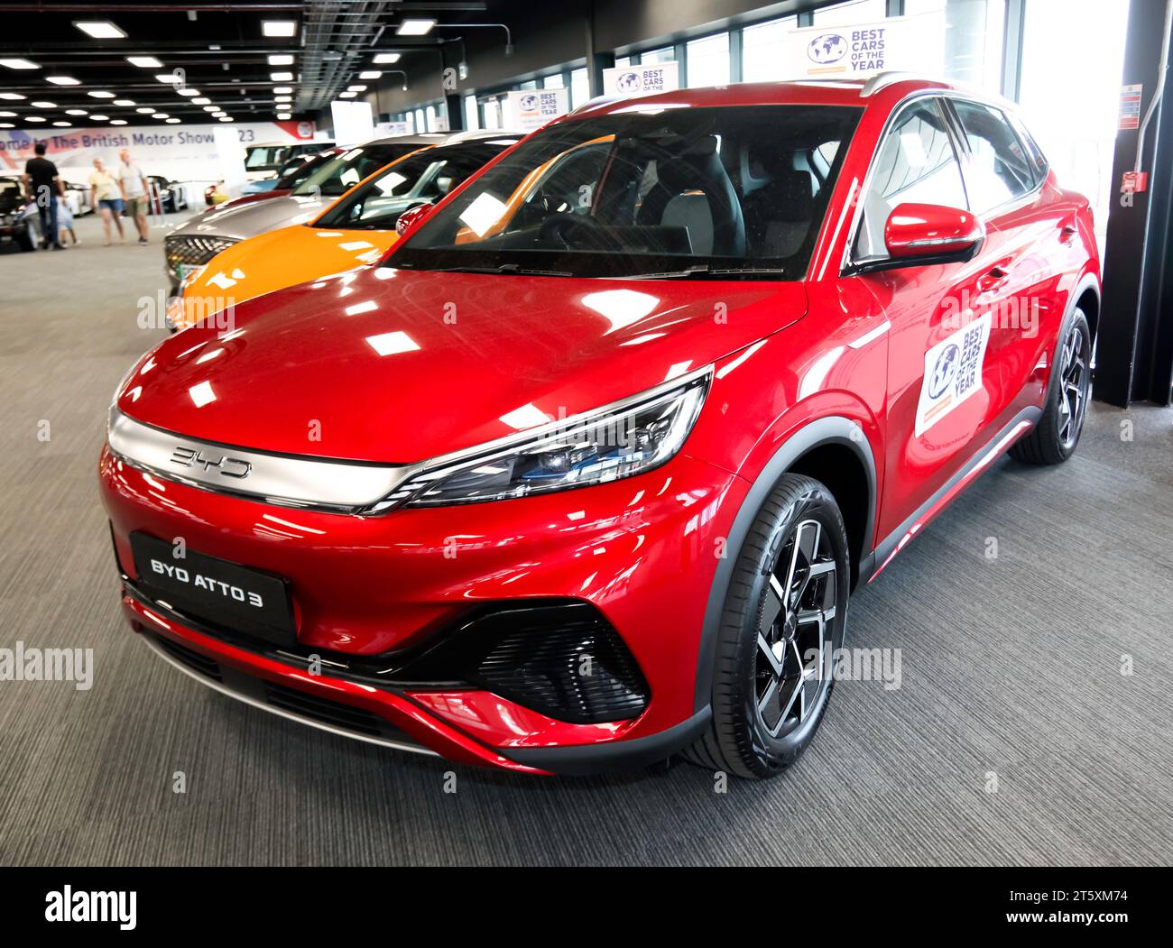 Vista frontale di tre quarti di un SUV crossover elettrico compatto a batteria rosso, 2023, BYD atto 3, in mostra al British Motor Show del 2023 Foto Stock