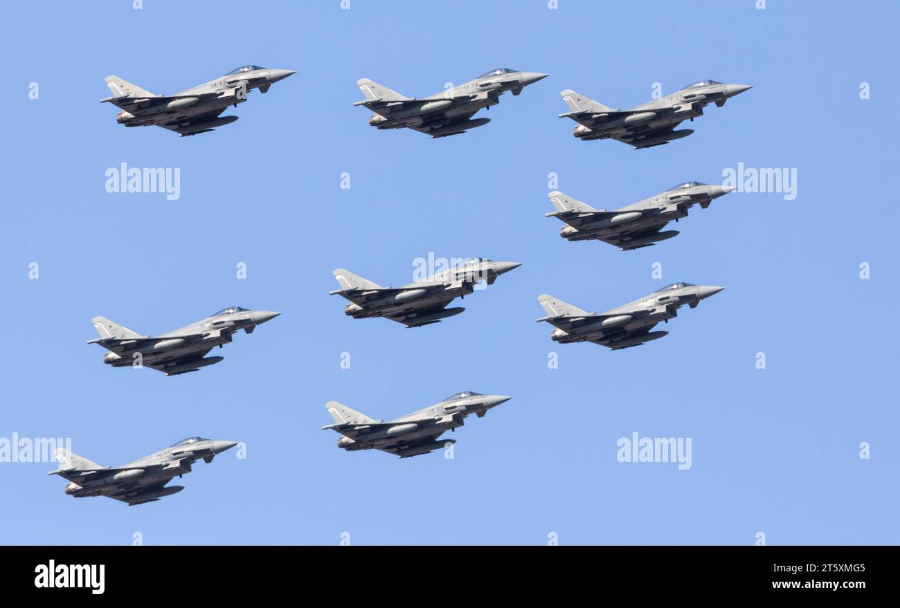 9 Eurofighter 'Typhoon's' (EF-2000) volano in formazione come parte delle celebrazioni della Festa della Spagna a Madrid, ottobre 2023 Foto Stock