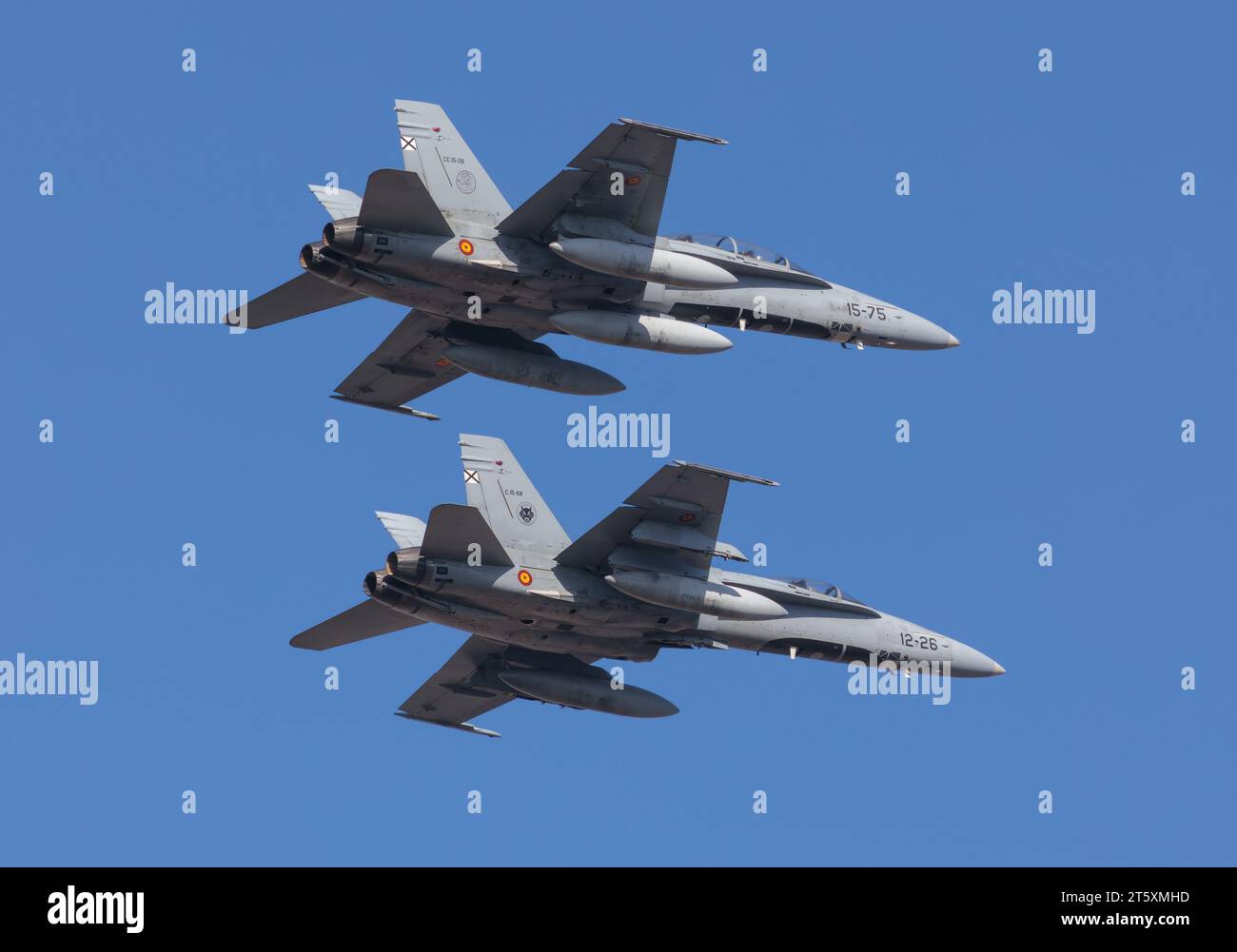 Un paio di McDonnell Douglas EF-18 Hornets volano su Madrid come parte delle celebrazioni per la Festa della Spagna, ottobre 2023 Foto Stock