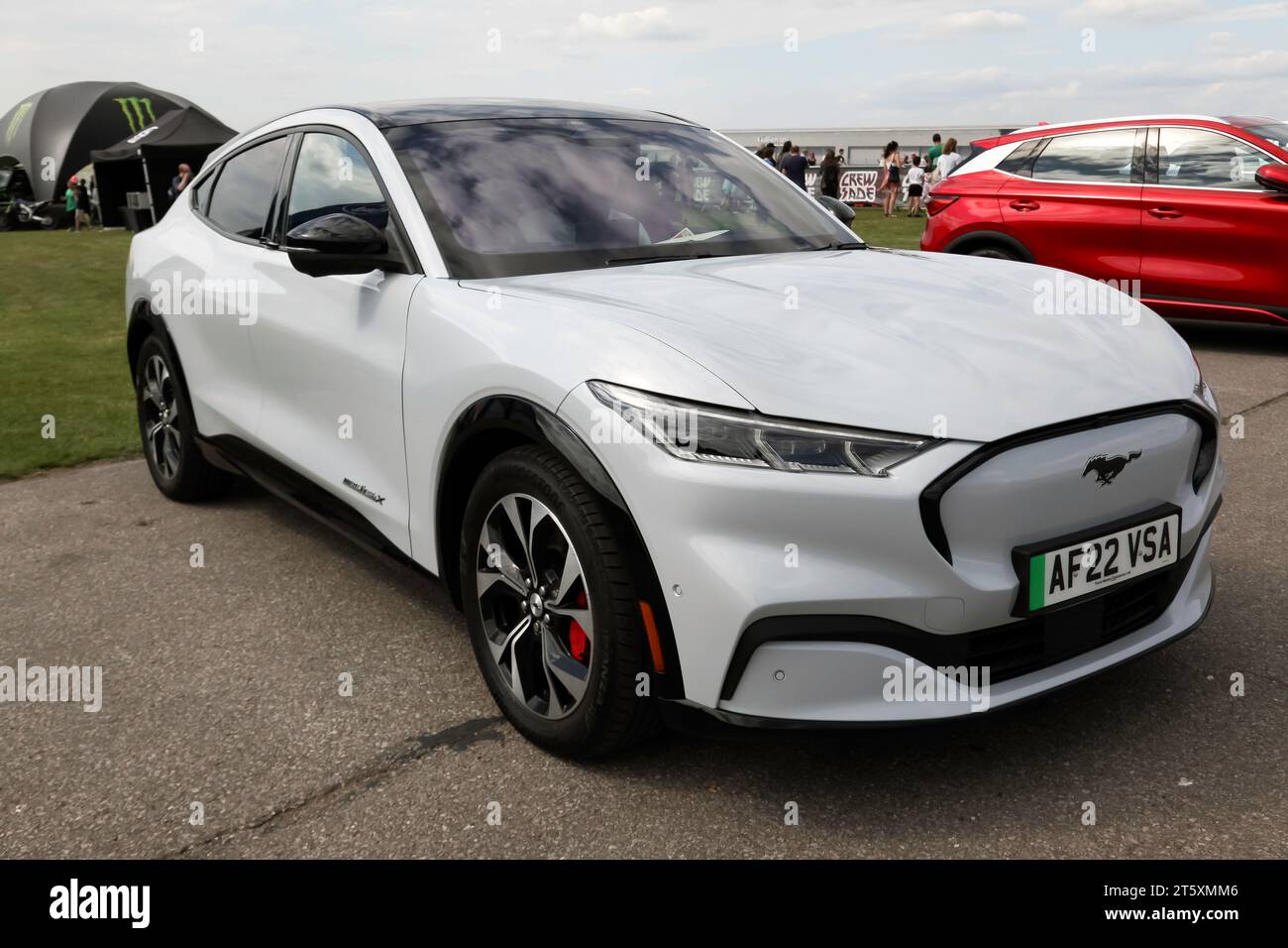 Vista frontale di tre quarti di un SUV crossover elettrico compatto Ford Mustang Mach-e del 2022, nell'area di prova del British Motor Show del 2023 Foto Stock