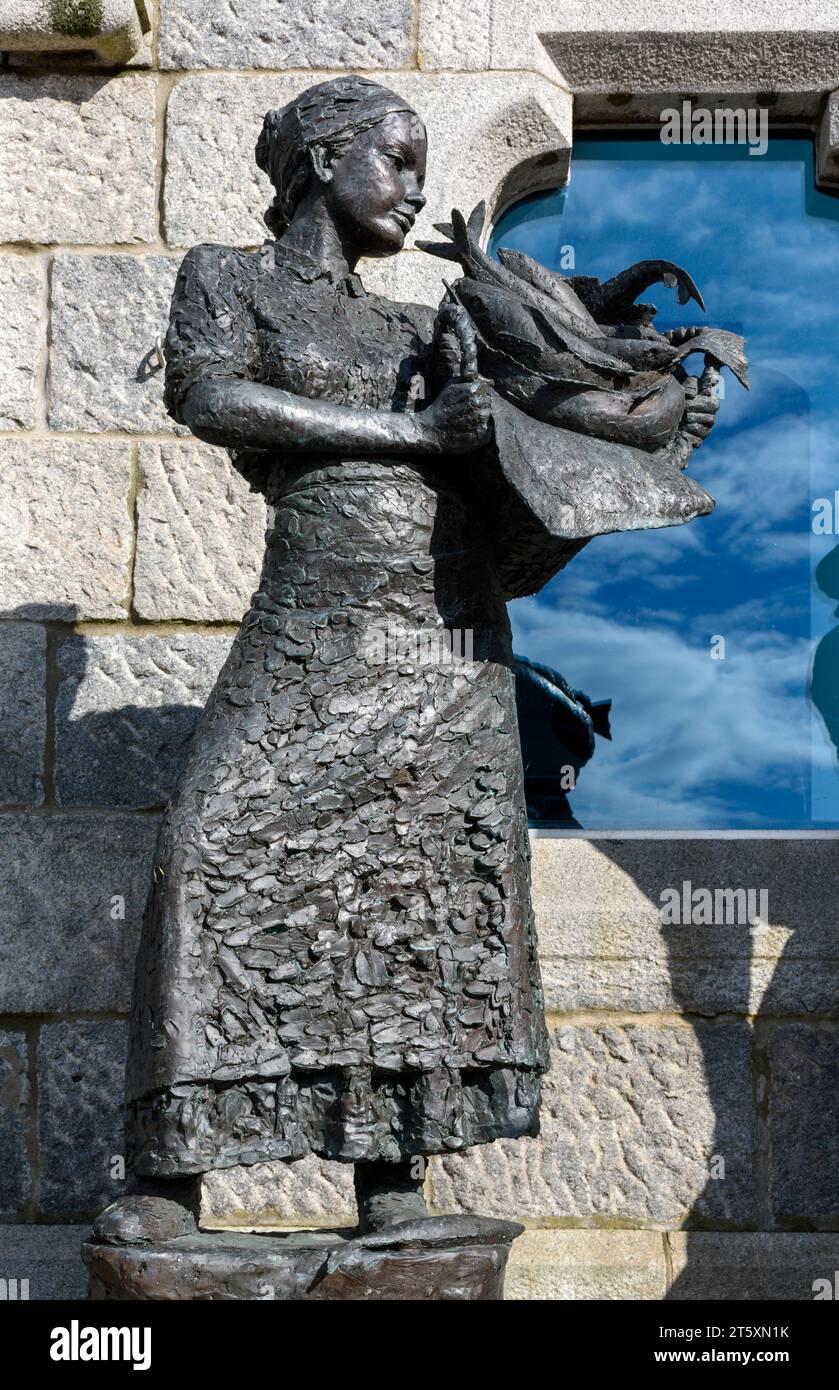 Parte dell'Aberdeen Fishing Memorial, una scultura di David Williams-Ellis (2018) presso l'Aberdeen Maritime Museum, Shiprow, Aberdeen, Scozia, Regno Unito Foto Stock