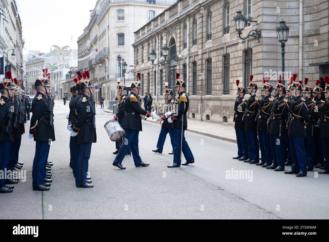 Parigi, Francia. 7 novembre 2023. Il presidente francese Emmanuel Macron partecipa a una cerimonia di cambio della guardia presso il palazzo dell'Elysee il 7 novembre 2023 a Parigi, in Francia. Due sezioni della Guardia repubblicana francese, composta da 16 soldati, marciarono lungo le vicine Avenue de Marigny e Rue de l'Elysee e si incontrarono fuori dalle porte dell'Elysee in Rue du Faubourg Saint-Honore. Lì i capi della sezione si salutarono a vicenda e scambiarono ordini prima di entrare nel palazzo per il loro servizio di 24 ore. Credito: Abaca Press/Alamy Live News Foto Stock