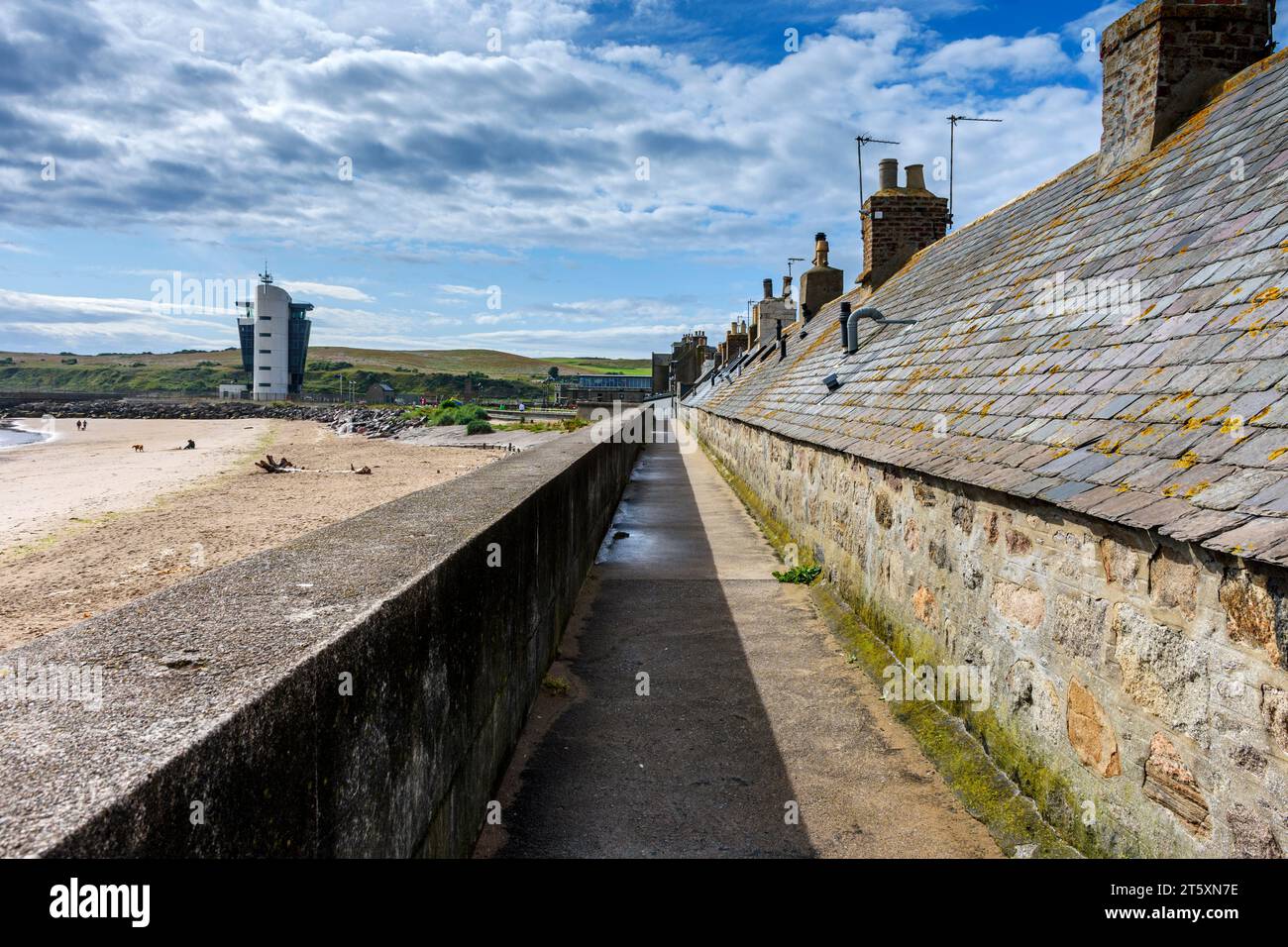 Dietro una fila di case nello storico ex villaggio di pescatori di Footdee, costruito con le spalle al mare per proteggersi. Aberdeen, Scozia, Regno Unito Foto Stock