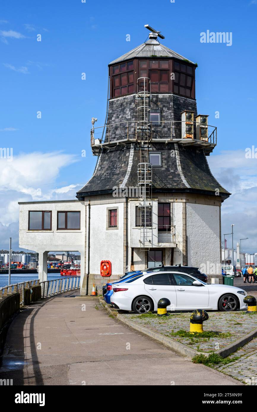 L'Old Lighthouse, o Light Tower, a Pocra Quay, Aberdeen, Scozia, Regno Unito. Risalente agli anni '1870 Foto Stock