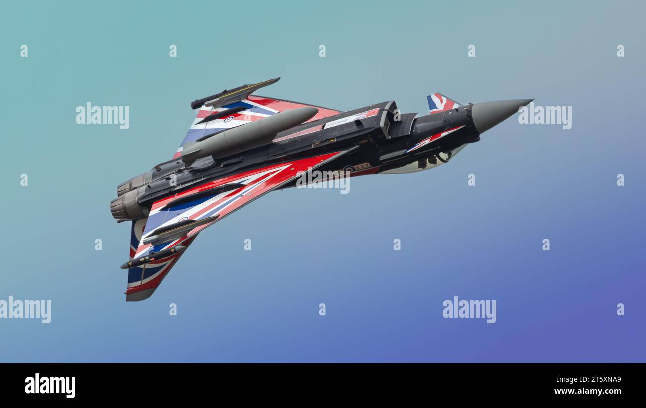 Un team RAF molto britannico Typhoon FGR.MK 4 durante un forte e impressionante display Foto Stock