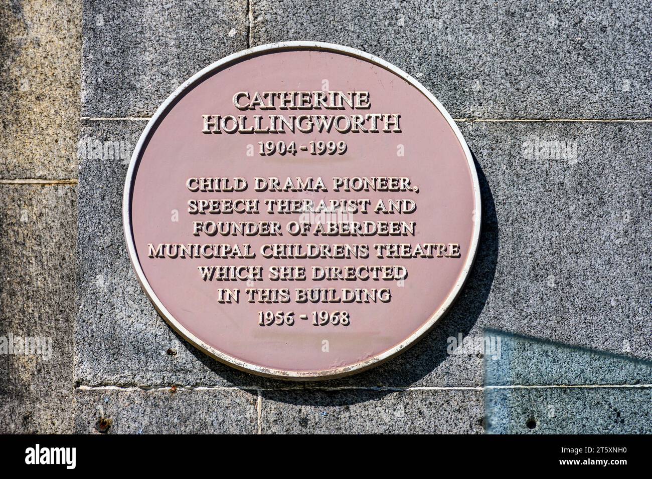 Targa dedicata a Catherine Hollingworth, logopedia e pioniera del dramma infantile. 31 King Street, Aberdeen, Scozia, Regno Unito Foto Stock