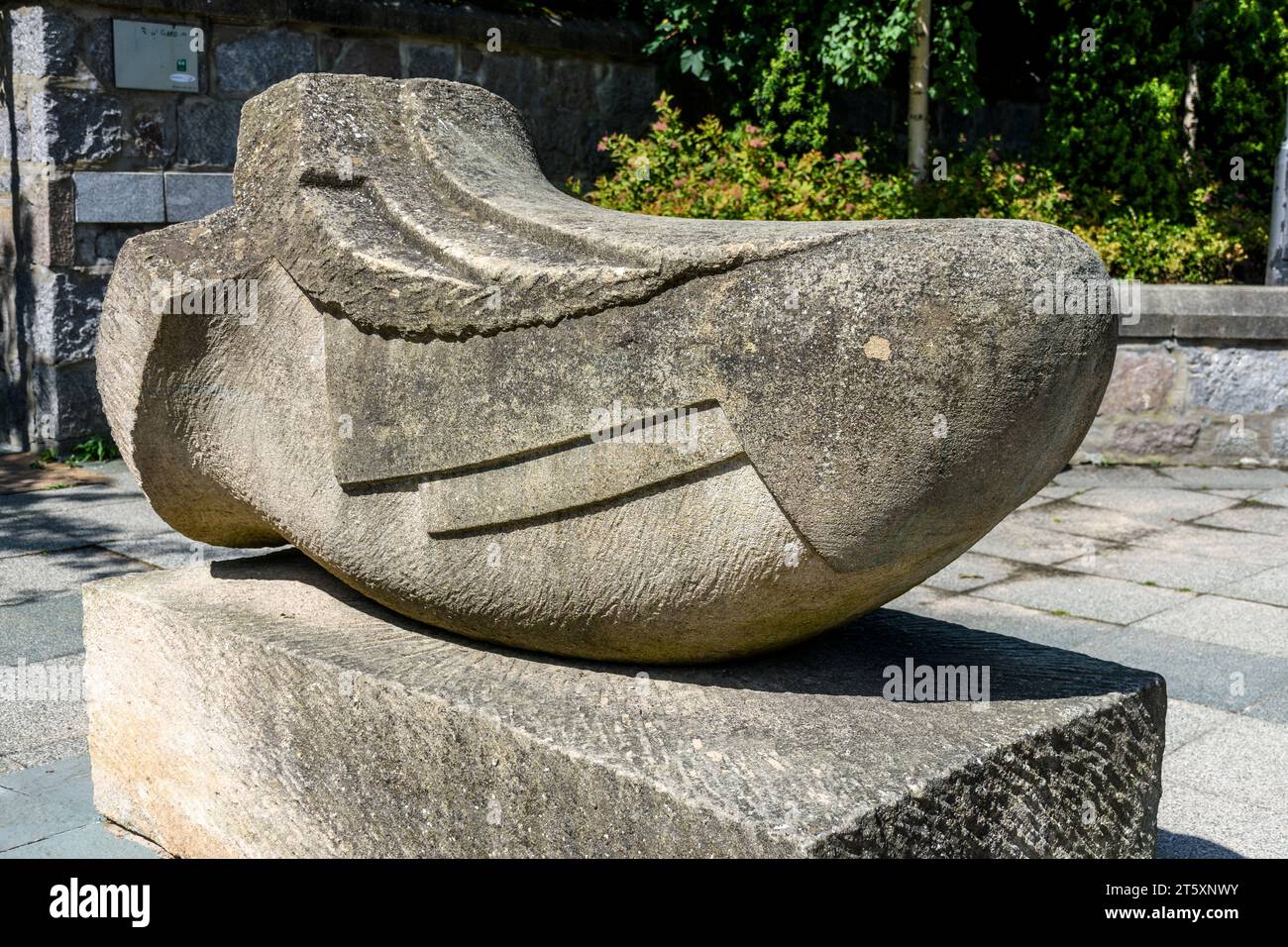 Trumpet Leaf, una scultura di Paul Mason. Sul giardino pensile del Bon Accord Shopping Centre, Aberdeen, Scozia, Regno Unito Foto Stock