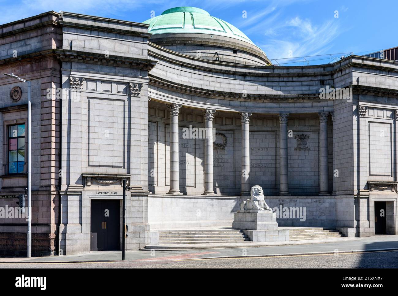 Il War Memorial all'estremità occidentale dell'Art Gallery Building, Aberdeen, Scozia, Regno Unito. Il memoriale fu costruito negli anni '1920 Foto Stock