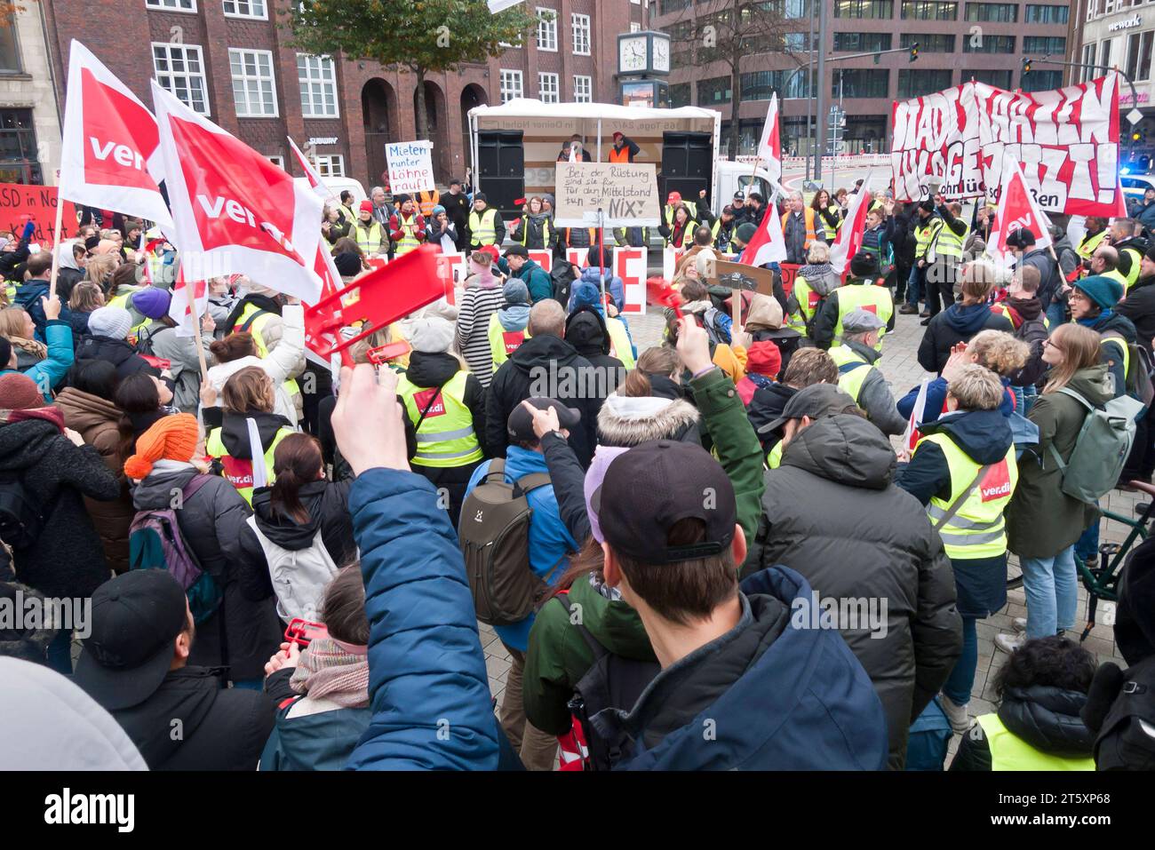 Warnstreik im öffentlichen Dienst Gewerkschaft ver.di Verdi Arbeitsniederlegungen im öffentlichen Dienst Angestellte aller Landesbehörden und Landesbetriebe Abschlusskundgebung auf dem Gänsemarkt Streikrecht Tarifstreit Tarifverhandlungen für die Beschäftigten der Bundesländer 20231107ad731 Amburgo Germania *** sciopero di avvertimento nel settore pubblico il sindacato ver di Verdi lavora con i dipendenti del settore pubblico di tutte le autorità statali e della State Enterprises Final raduno a Gänsemarkt diritto di sciopero contrattazione collettiva disputa contrattazione collettiva per i dipendenti del Foto Stock