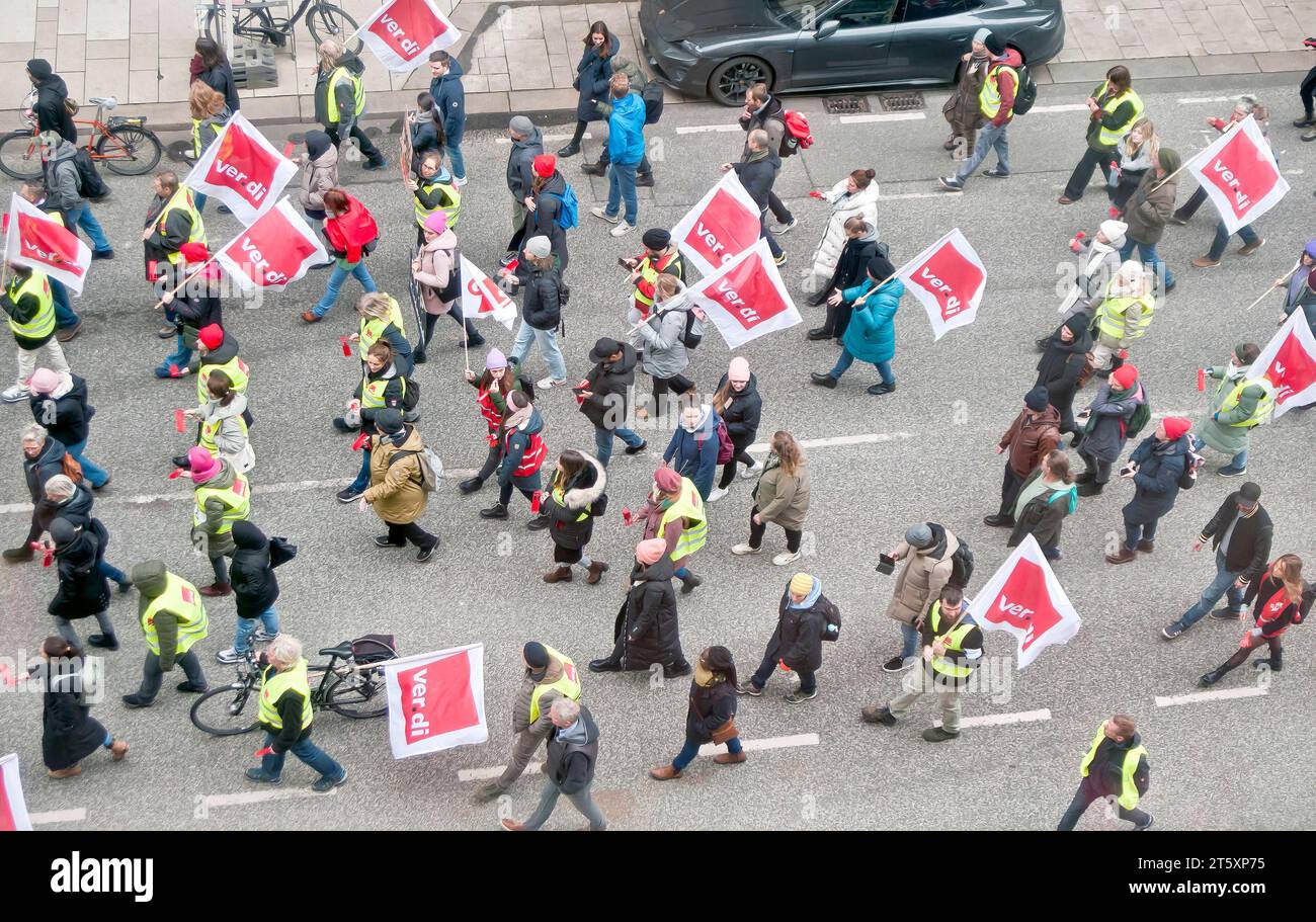 Warnstreik im öffentlichen Dienst Gewerkschaft ver.di Verdi Arbeitsniederlegungen im öffentlichen Dienst Angestellte aller Landesbehörden und Landesbetriebe Abschlusskundgebung auf dem Gänsemarkt Streikrecht Tarifstreit Tarifverhandlungen für die Beschäftigten der Bundesländer 20231107ad718 Amburgo Germania *** sciopero di avvertimento nel settore pubblico il sindacato ver di Verdi lavora con i dipendenti del settore pubblico di tutte le autorità statali e della State Enterprises Final raduno a Gänsemarkt diritto di sciopero contrattazione collettiva disputa contrattazione collettiva per i dipendenti del Foto Stock