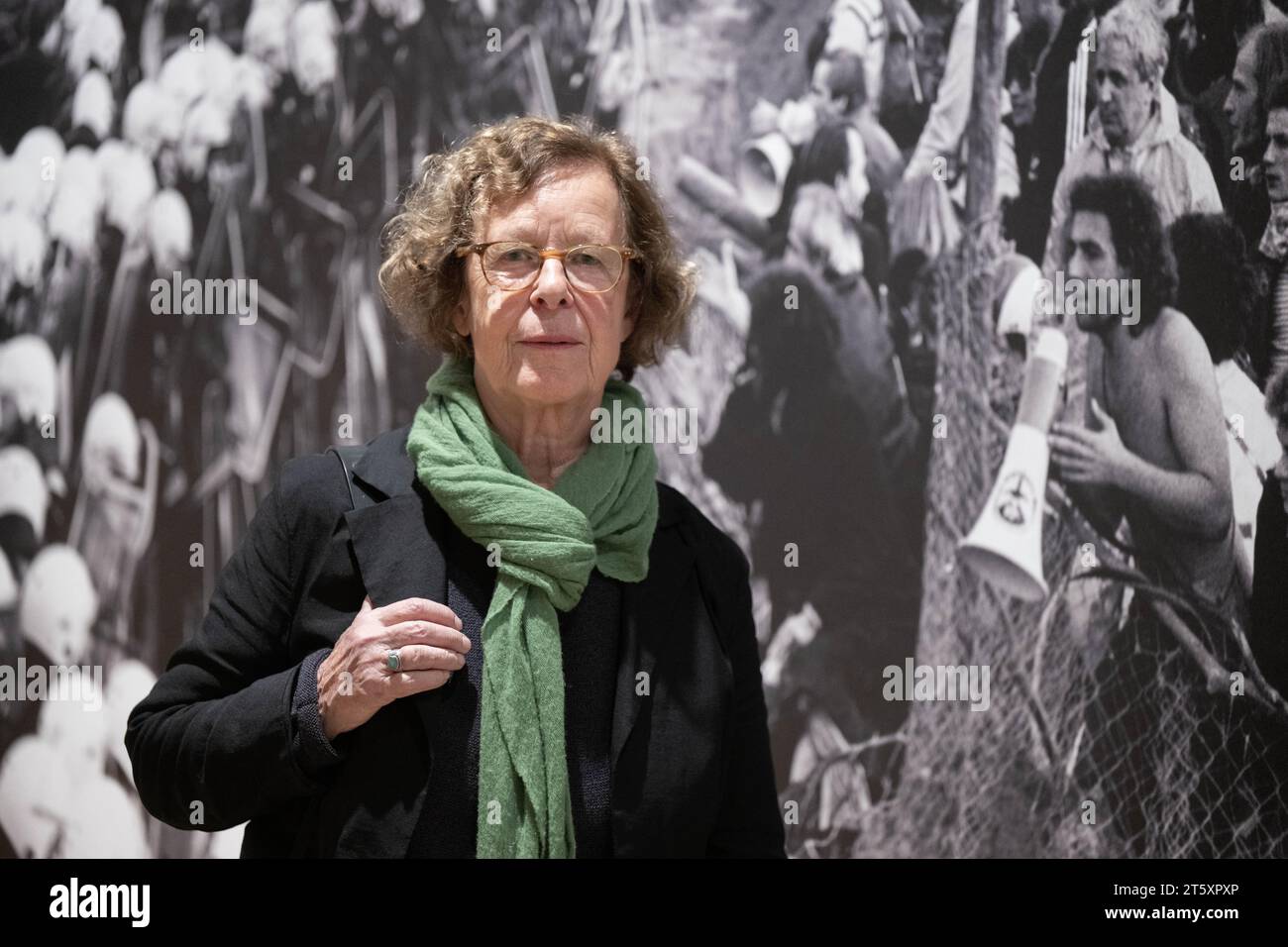 Francoforte, Germania. 7 novembre 2023. 7 novembre 2023, Assia, Francoforte sul meno: La fotografa Barbara Klemm si trova di fronte a una delle sue foto che mostrano gli scontri tra dimostranti e agenti di polizia durante la costruzione della pista ovest durante un'anteprima della sua mostra "Barbara Klemm - Frankfurt Images" presso il Museo Historisches. Foto: Boris Roessler/dpa Credit: dpa Picture Alliance/Alamy Live News Foto Stock