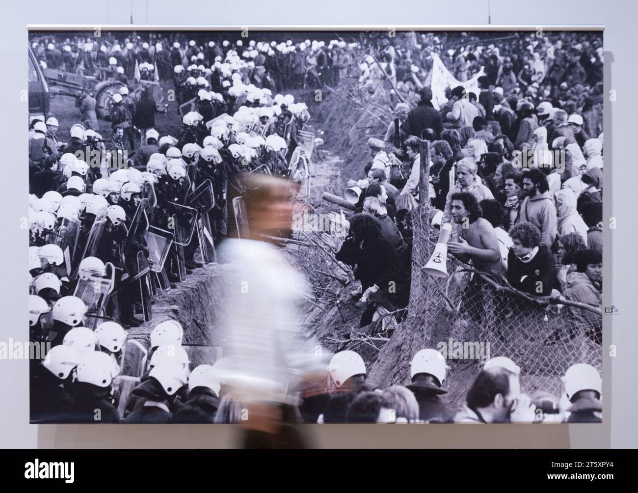 Francoforte, Germania. 7 novembre 2023. 7 novembre 2023, Assia, Francoforte sul meno: I visitatori del commercio camminano attraverso l'area espositiva durante un'anteprima della mostra "Barbara Klemm - Frankfurt Pictures" presso il Museo Historisches. Foto: Boris Roessler/dpa Credit: dpa Picture Alliance/Alamy Live News Foto Stock