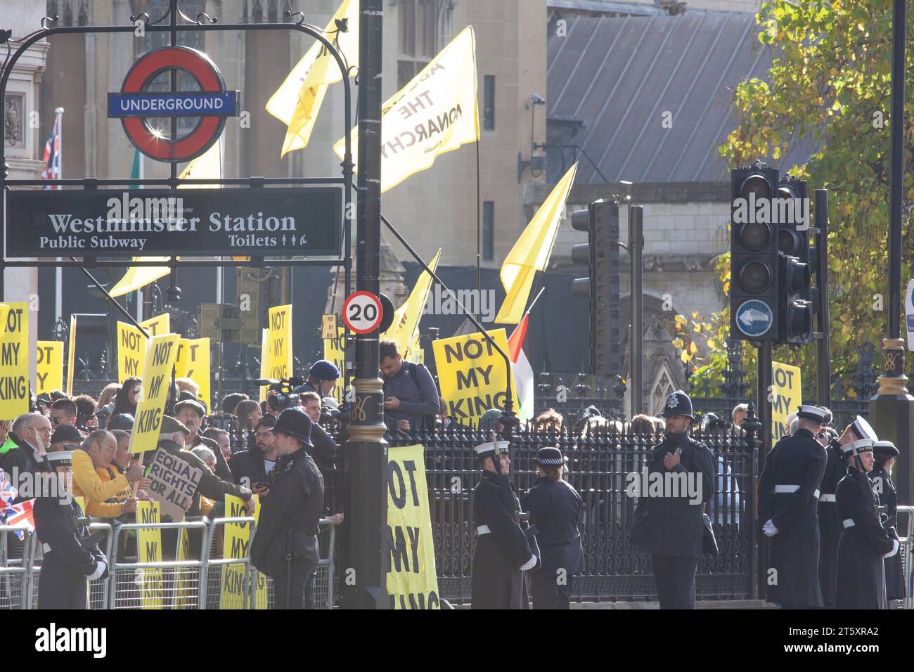 Londra, Regno Unito. 7 novembre 2023. Re Carlo fu guidato lungo Parliament Street sulla strada per l'apertura statale del Parlamento, dove annuncerà i piani legislativi del governo fino alle prossime elezioni. Ha viaggiato su una carrozza di stato, ma ha incontrato alcuni manifestanti che sventolavano bandiere e cartelli "non il mio re". Crediti: Anna Watson/Alamy Live News Foto Stock