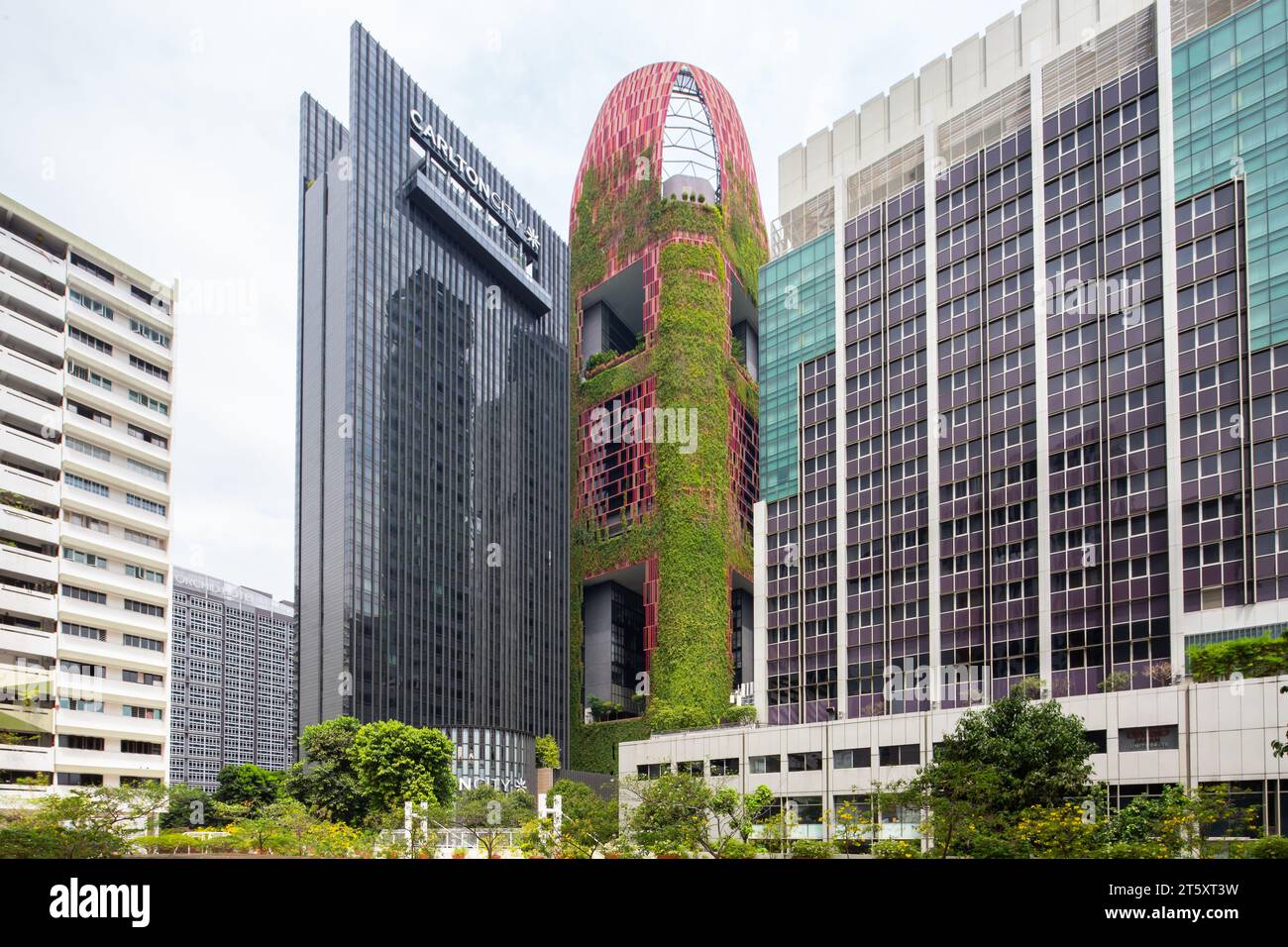 L'Oasis Hotel Downtown è immerso in splendide piante verdi, la facciata ha la metà della temperatura rispetto al vetro, all'acciaio e al granito di Singapore. Foto Stock