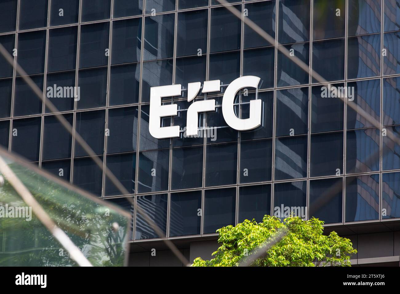 Segnaletica aziendale del gruppo bancario privato EFG sulla facciata di un edificio commerciale, Singapore. Foto Stock