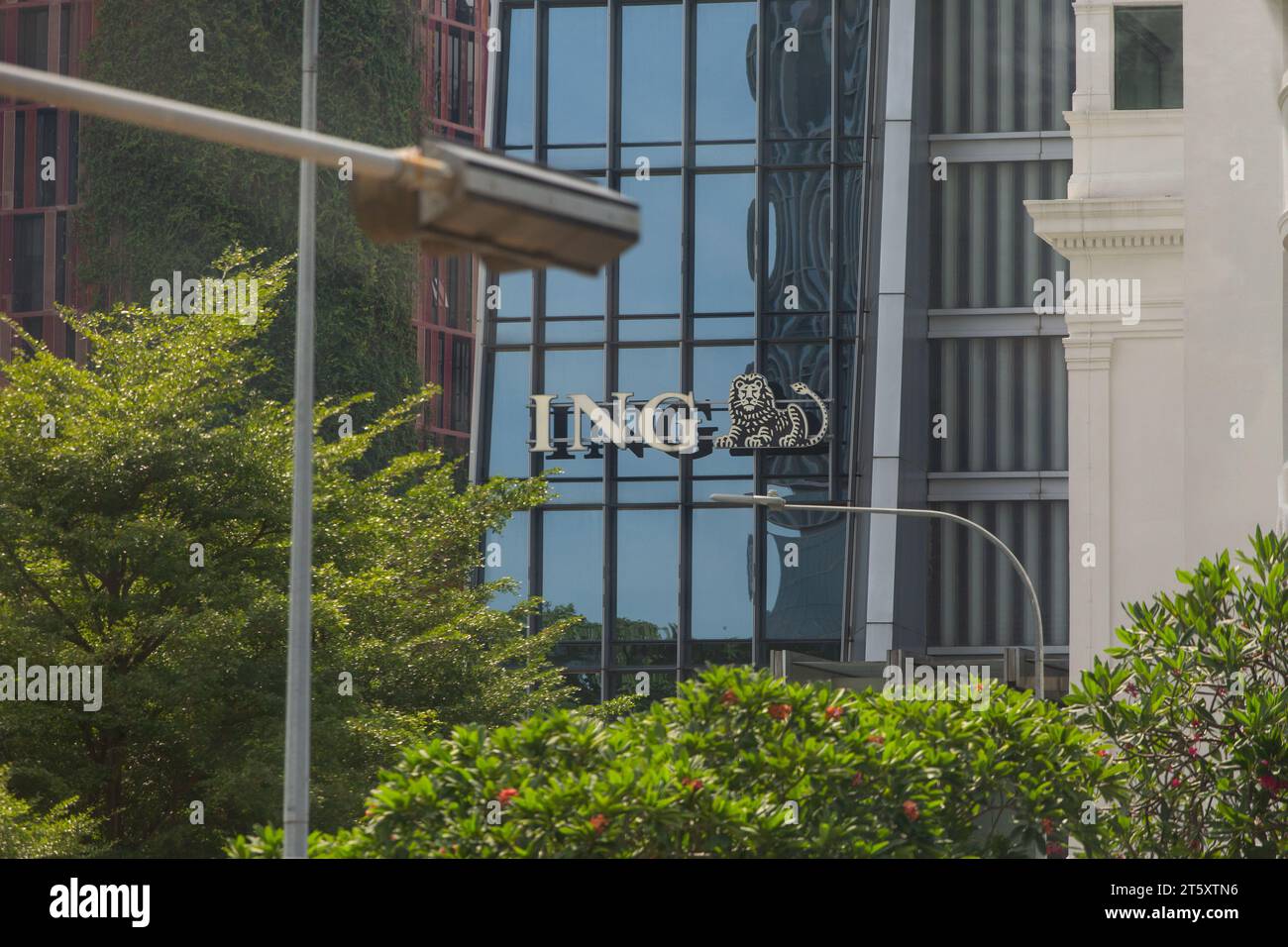 ING Group nome commerciale dei servizi bancari e finanziari in capitale e il logo Lion su un edificio commerciale, Singapore. Foto Stock