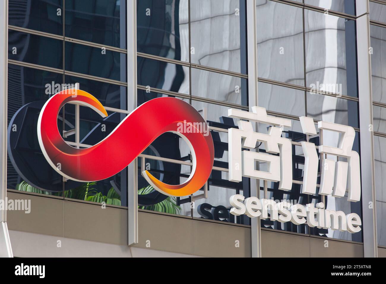 Vista laterale della segnaletica aziendale e del logo Sensetime sulla facciata di un edificio commerciale, Singapore. Foto Stock