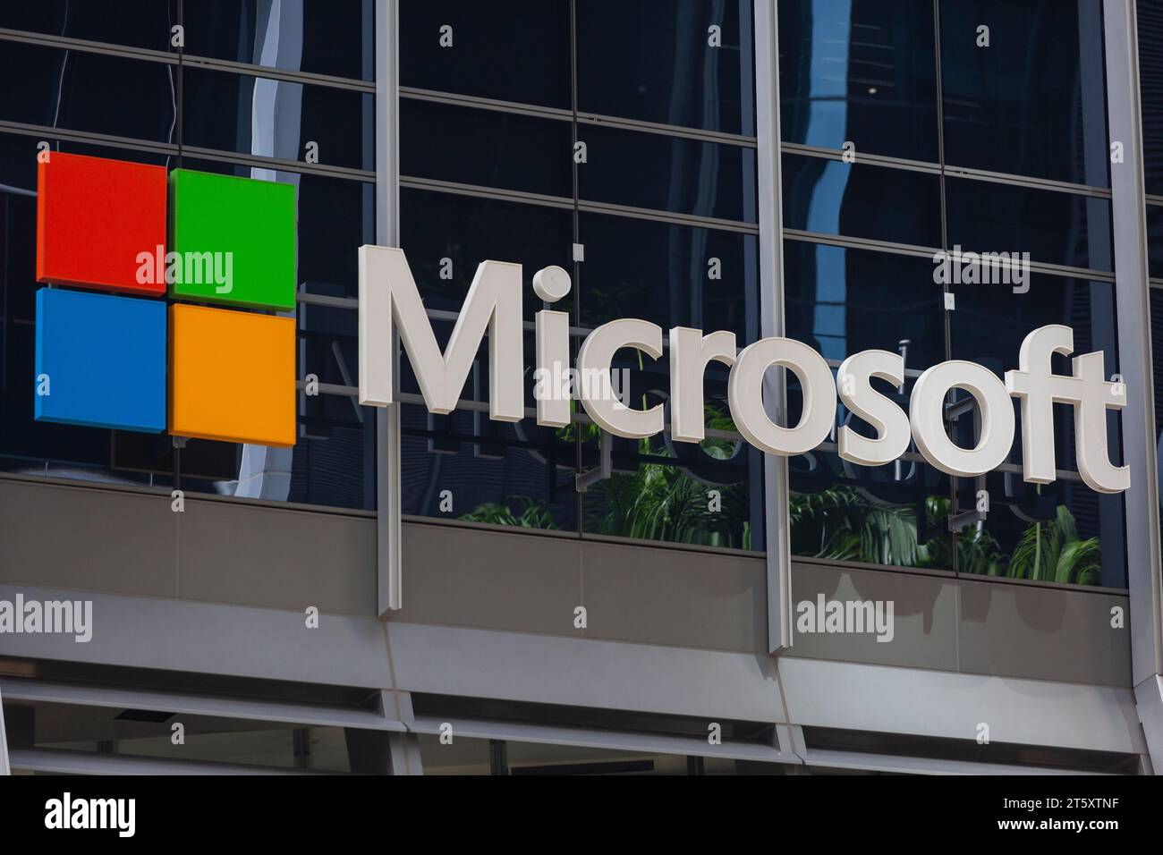 Cartellonistica e logo Microsoft sulla facciata di un edificio commerciale, Singapore. Foto Stock