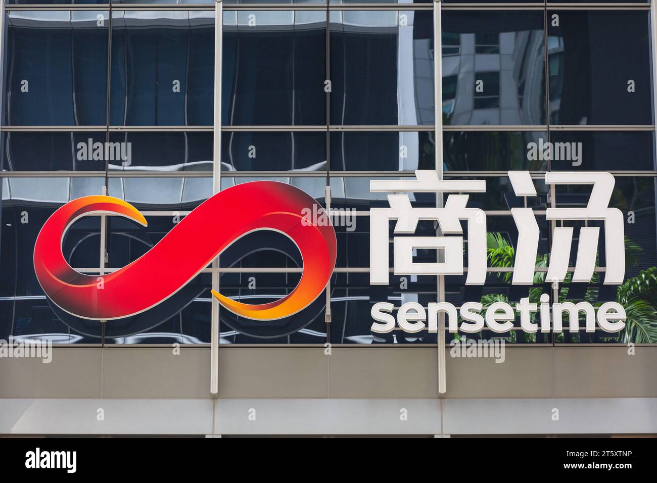 Segnaletica aziendale e logo Sensetime attaccati sulla facciata di un edificio commerciale, Singapore. Foto Stock